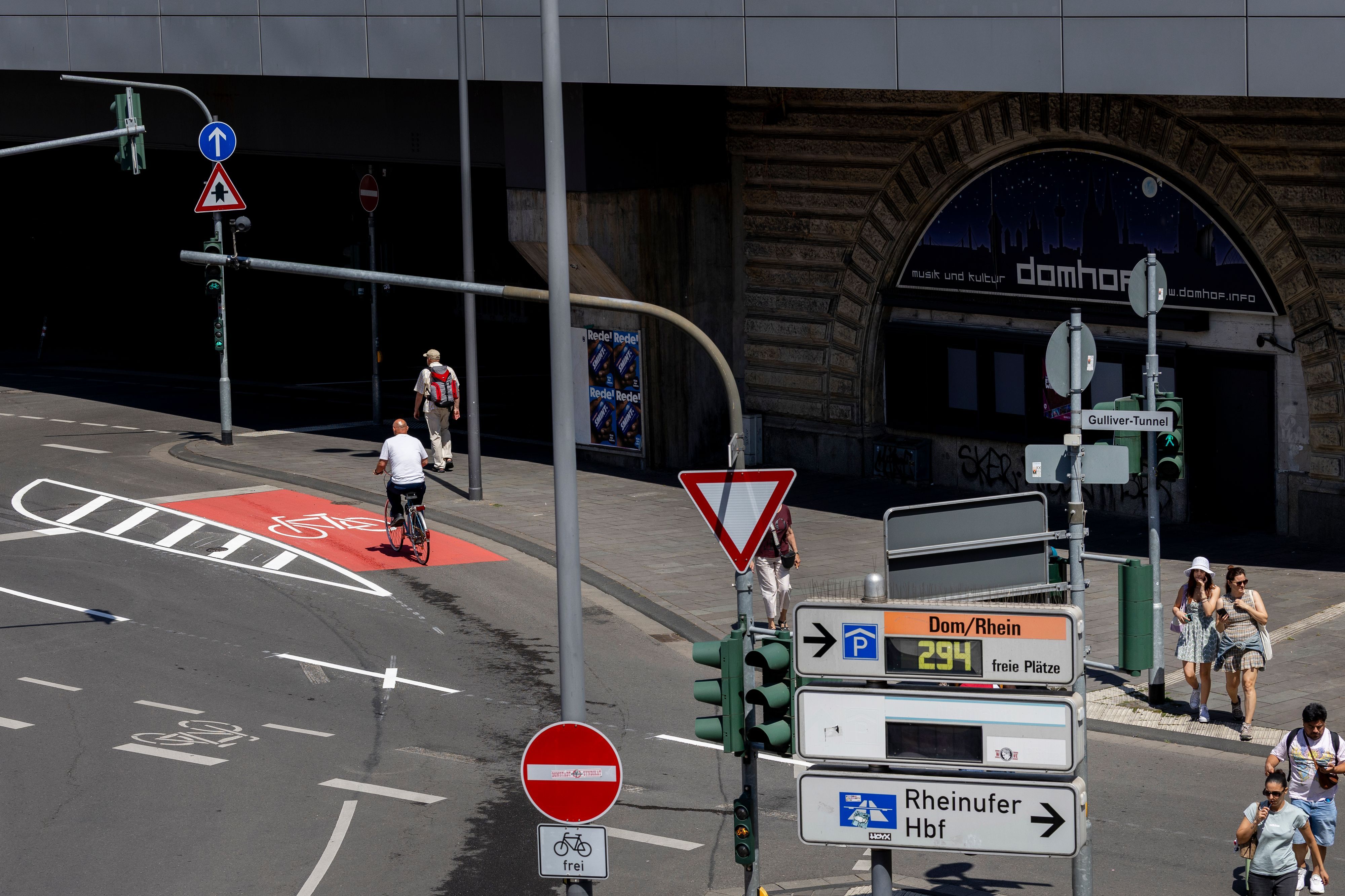 Neue Fahrbahnmarkierungen auf der Trankgasse.