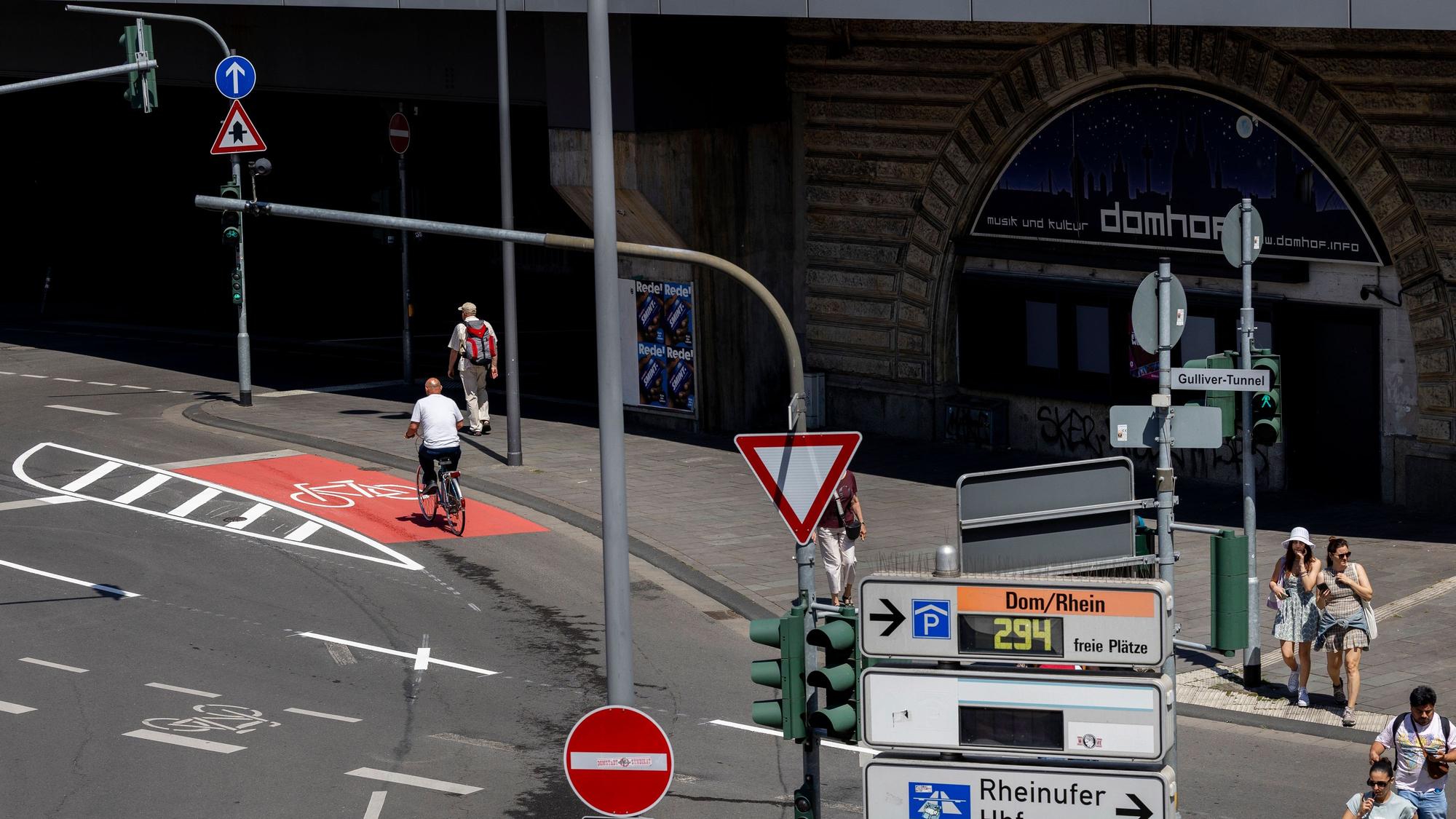 Neue Fahrbahnmarkierungen auf der Trankgasse.
