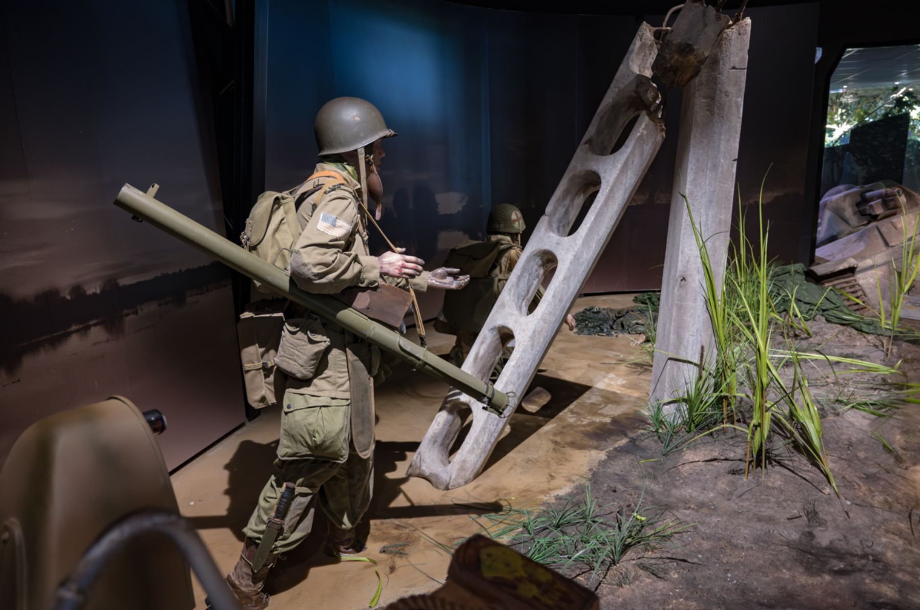 Das Bild zeigt die Nachstellung eines US-amerikanischen Soldaten mit einer Bazooka.