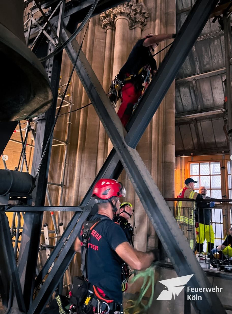 Mit Helmen und Sicherungsseilen war die Kölner Feuerwehr im Dom im Einsatz.