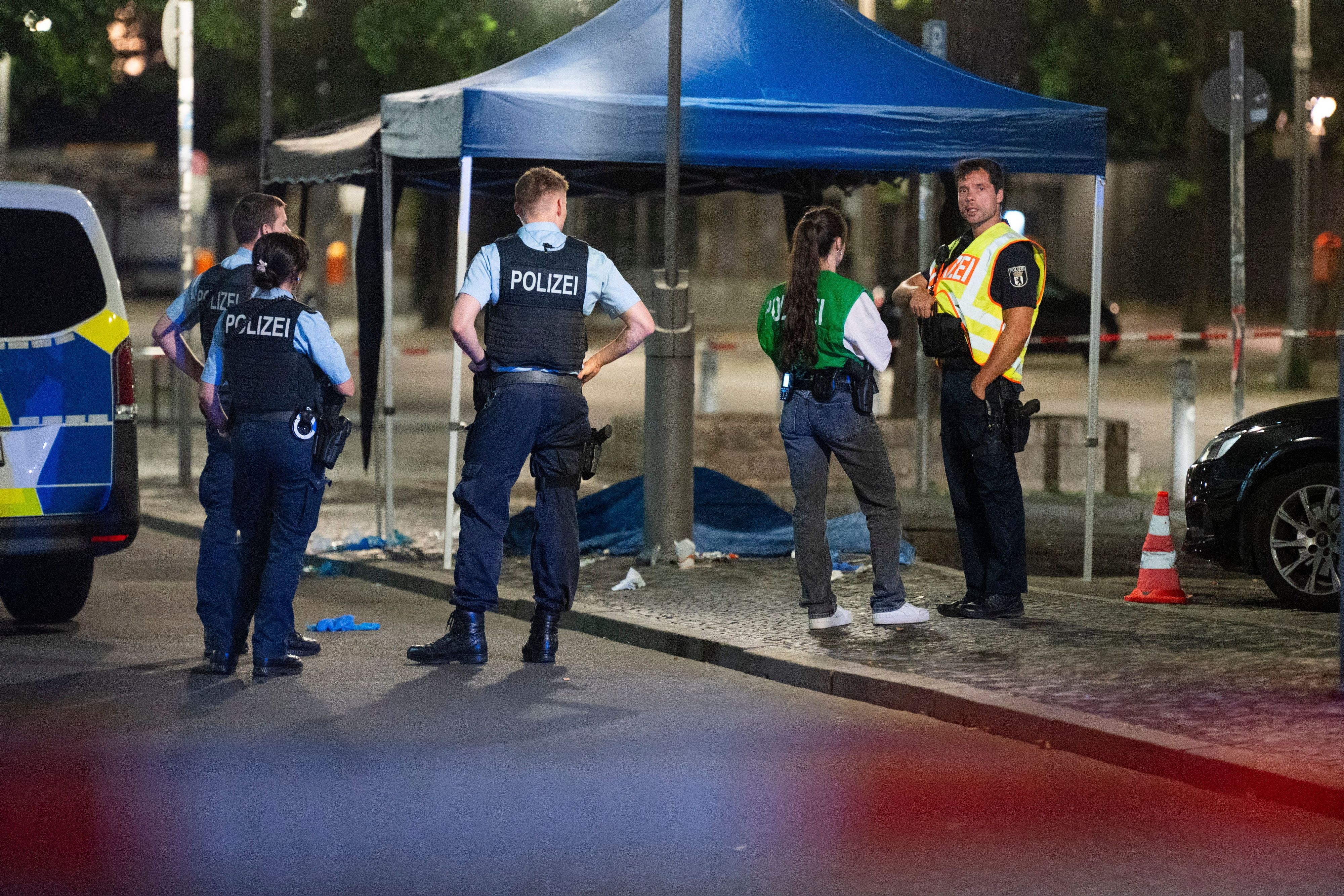 Polizisten arbeiten an einem Tatort auf dem Parkplatz vor dem Bahnhof Zoologischer Garten. In Berlin ist im Stadtteil Charlottenburg auf eine Person geschossen worden.