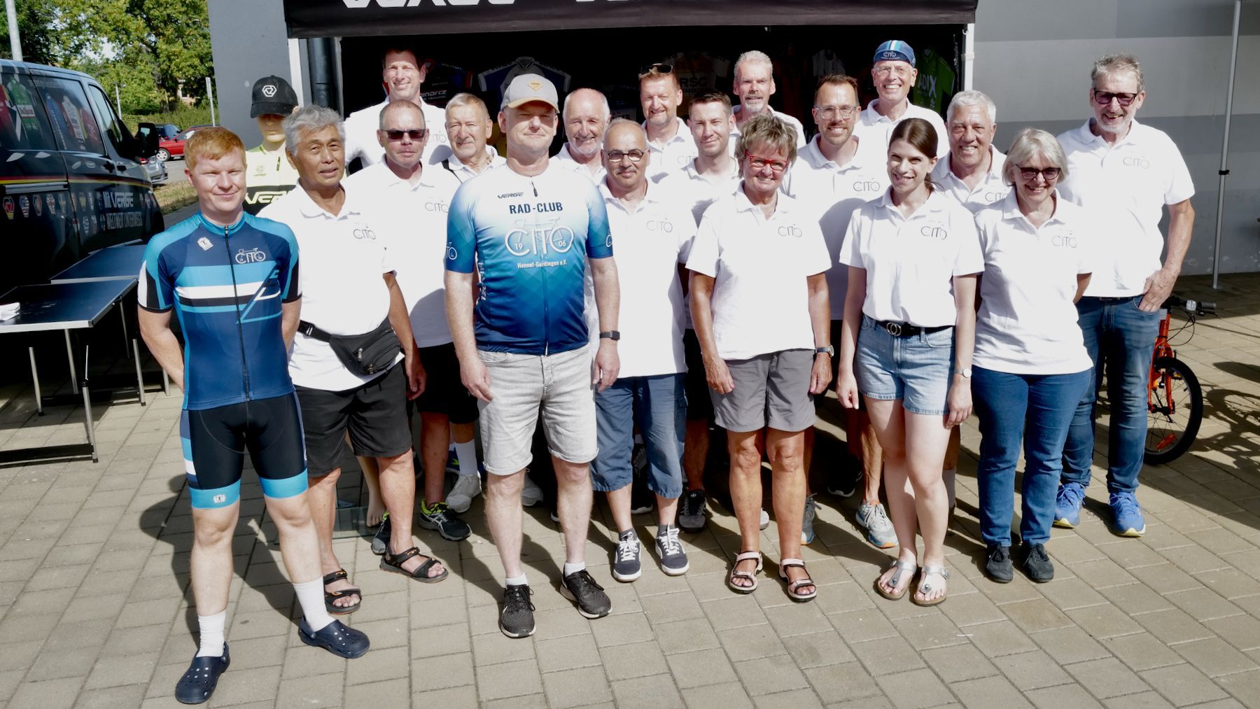 Ehrenamtliche des Radclubs Cito aus Hennef in ihren weißen Jubiläums-Shirts.