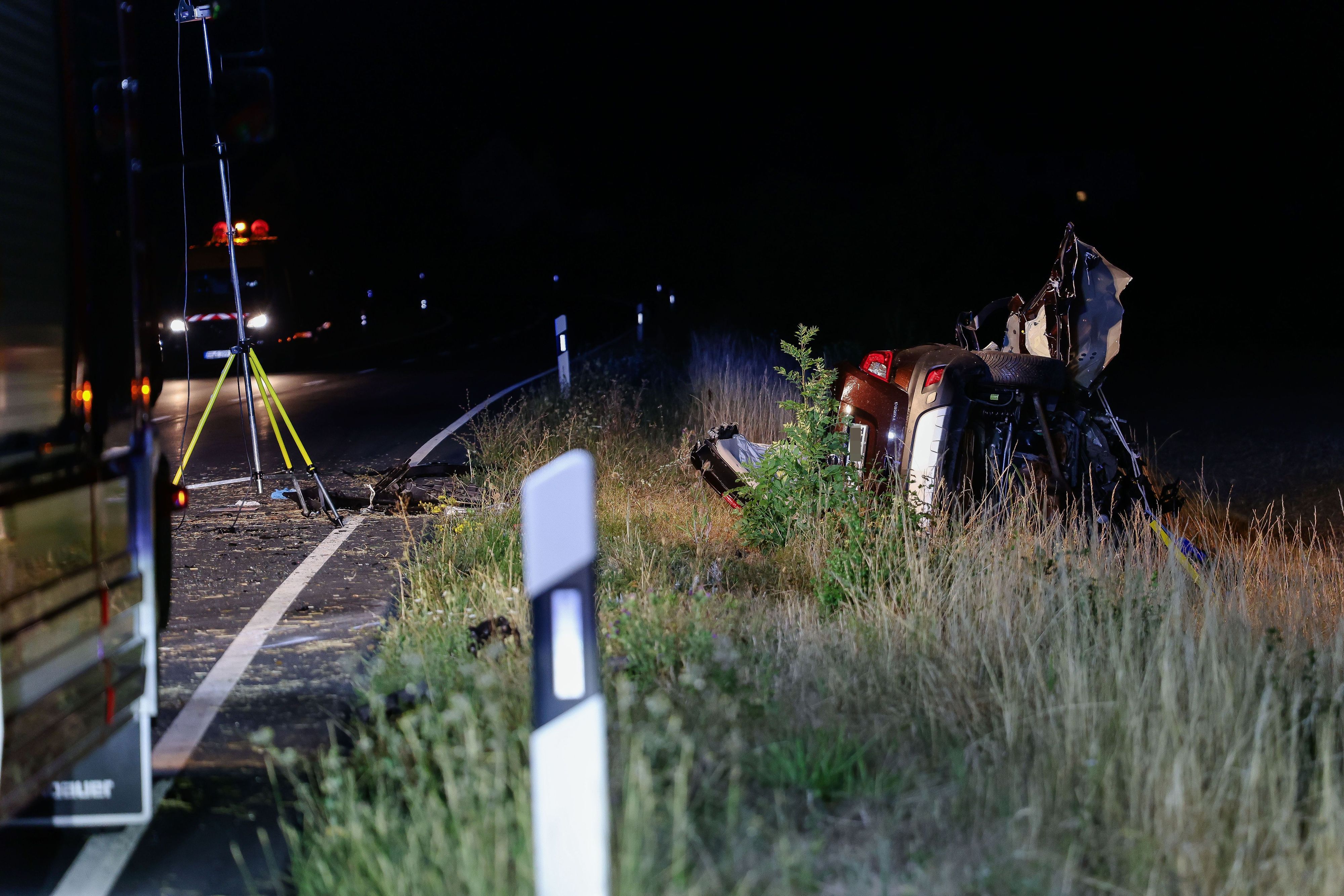 Ein Unfallwagen liegt an einer Unfallstelle nach einem schweren Verkehrsunfall auf der B470 zwischen Dottenheim und Dietersheim. Mehrere Menschen sind bei einem Unfall auf einer Bundesstraße in Mittelfranken ums Leben gekommen.