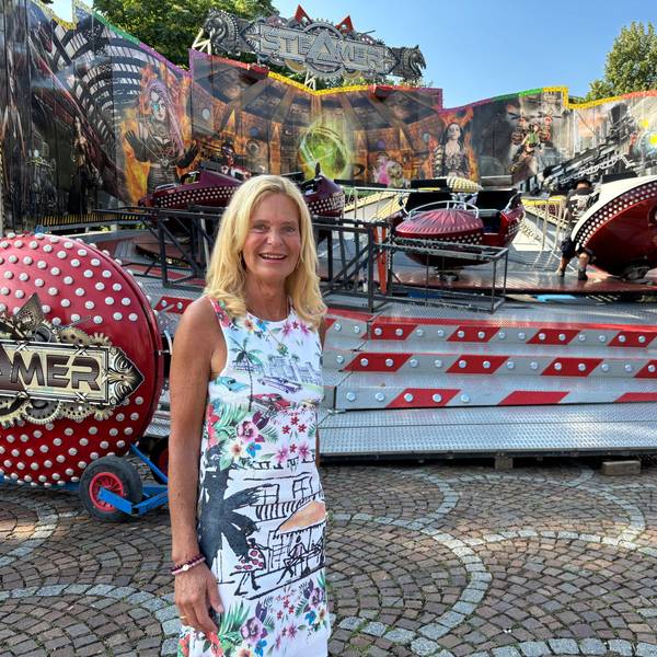 Ute Unrau steht vor einem Fahrgeschäft auf der Bergisch Gladbacher Laurentiuskirmes 2026.