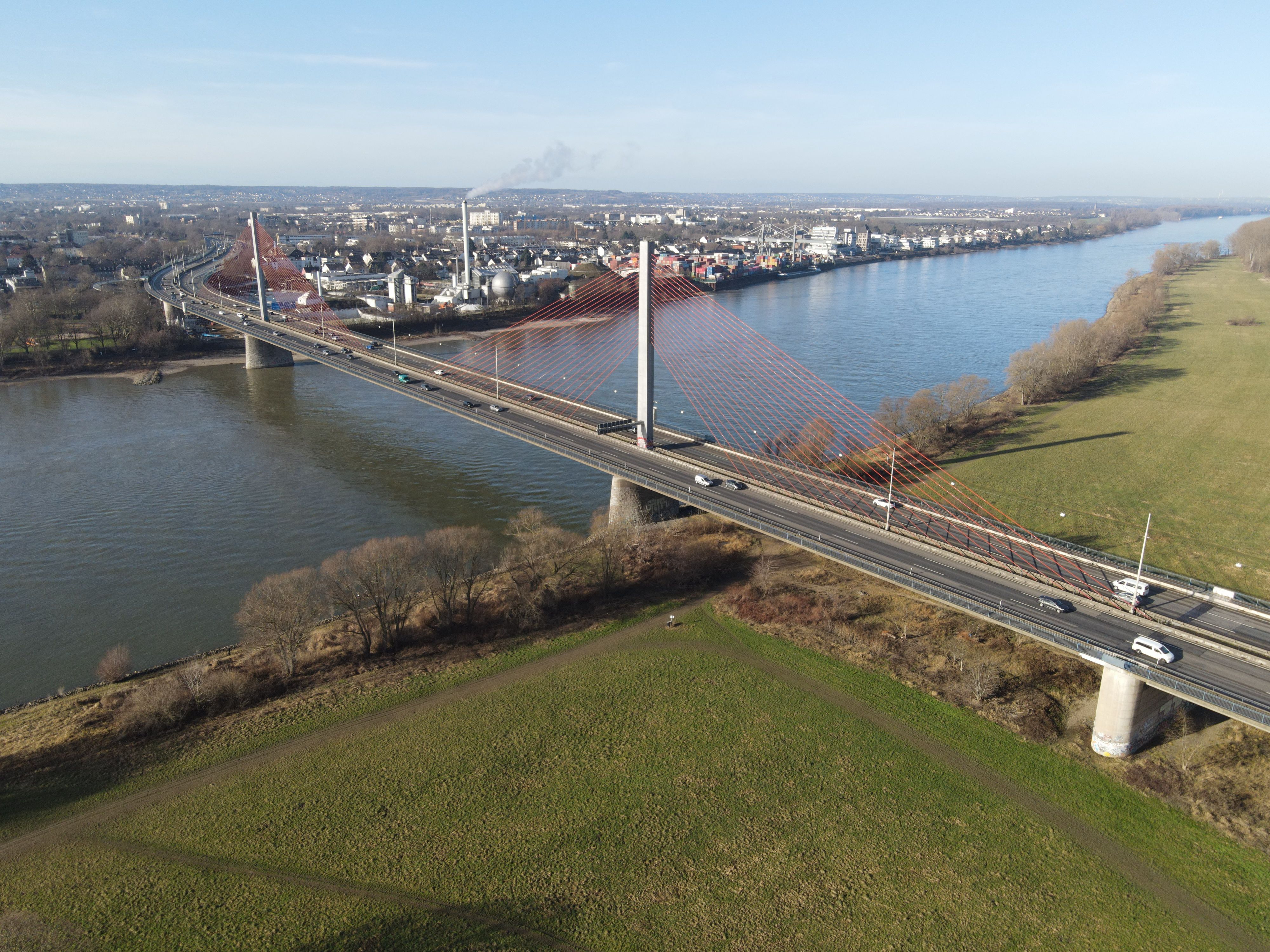 Die Nordbrücke in Bonn ist seit dem 9. Februar für  alle Fahrzeuge über 7,5 Tonnen, wie Lkw und den ÖPNV gesperrt. Ausnahmen gibt es nur wenige.