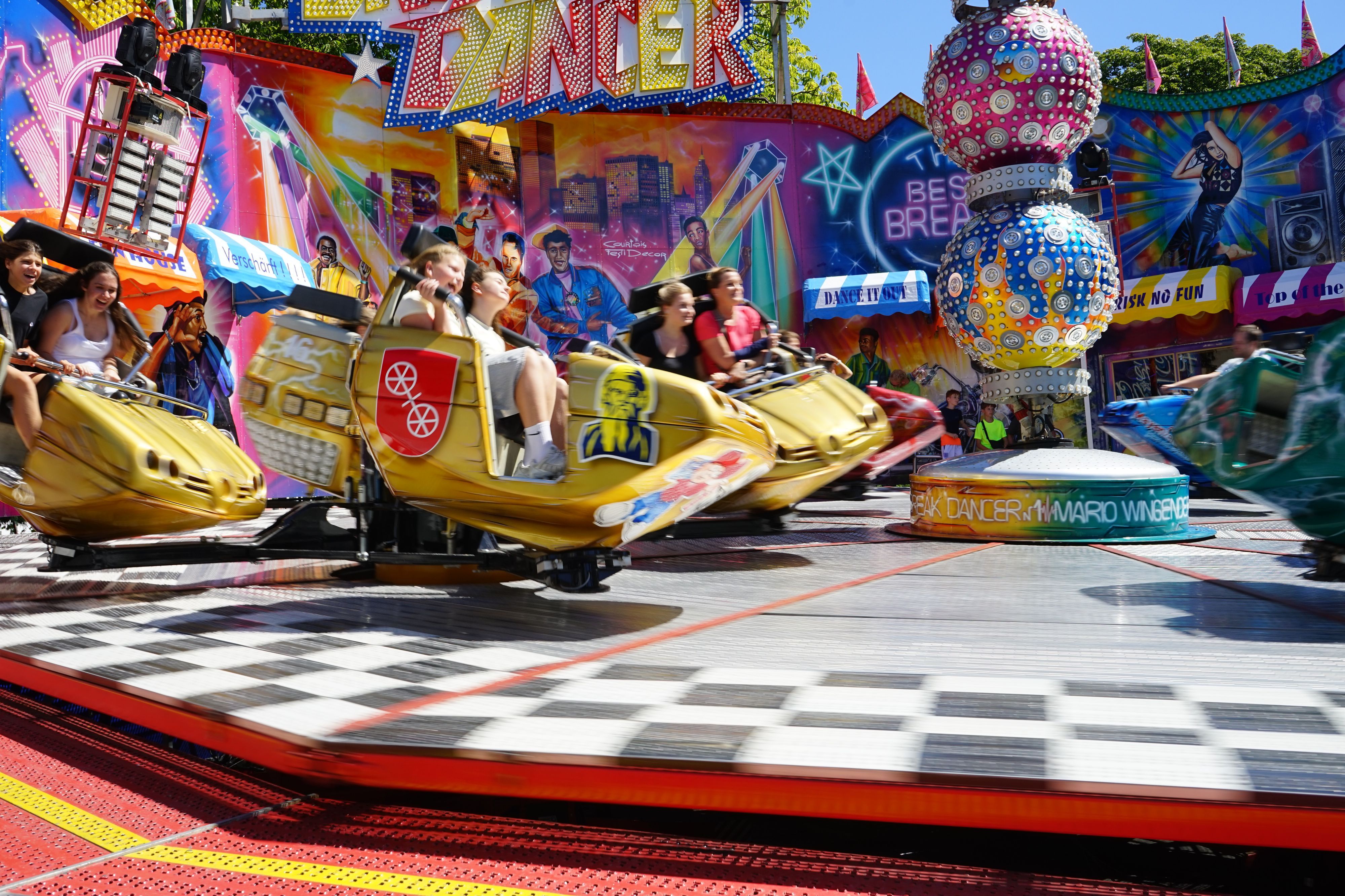 Mit 80 Stundenkilometern wirbeln Kirmesbesucher auf dem „Break-Dancer“ im Kreis.