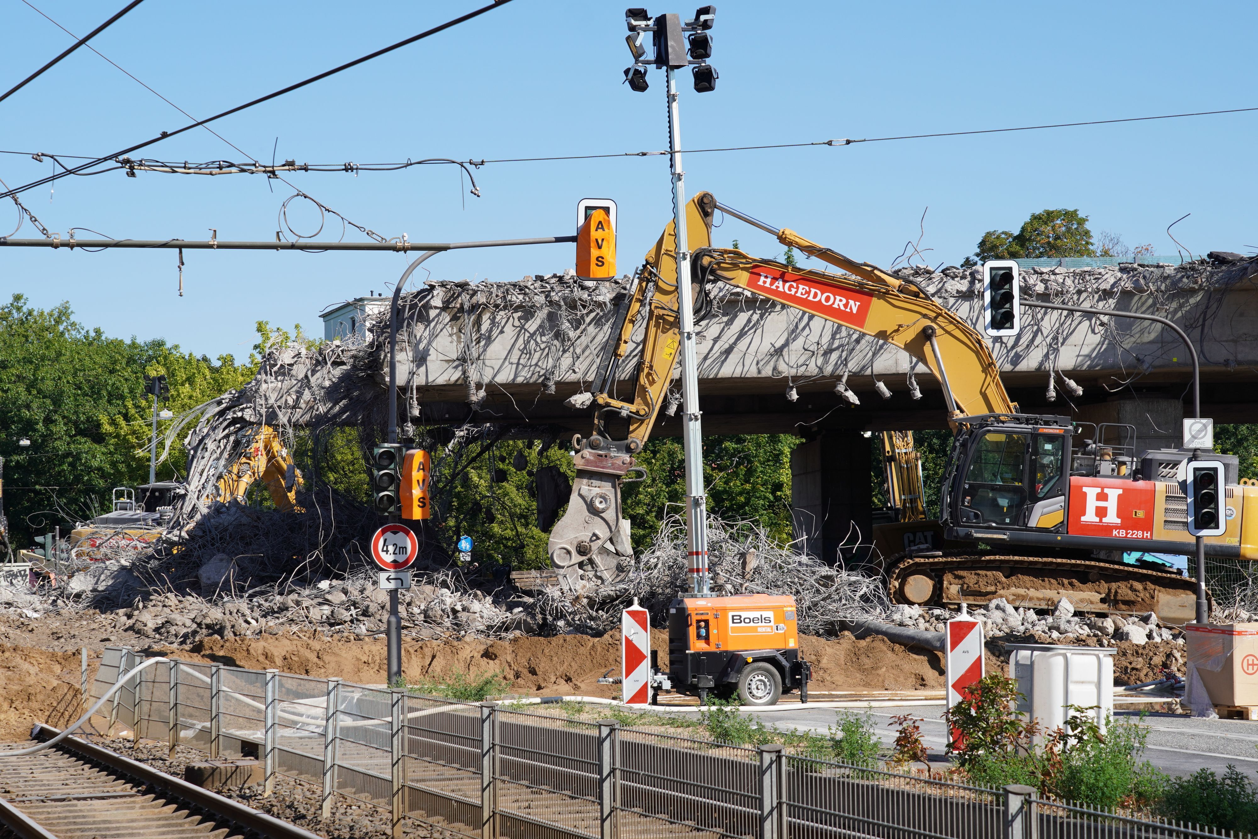 Die Abrissarbeiten für die linksrheinische Vorlandbrücke haben am zweiten Augustwochenende begonnen.