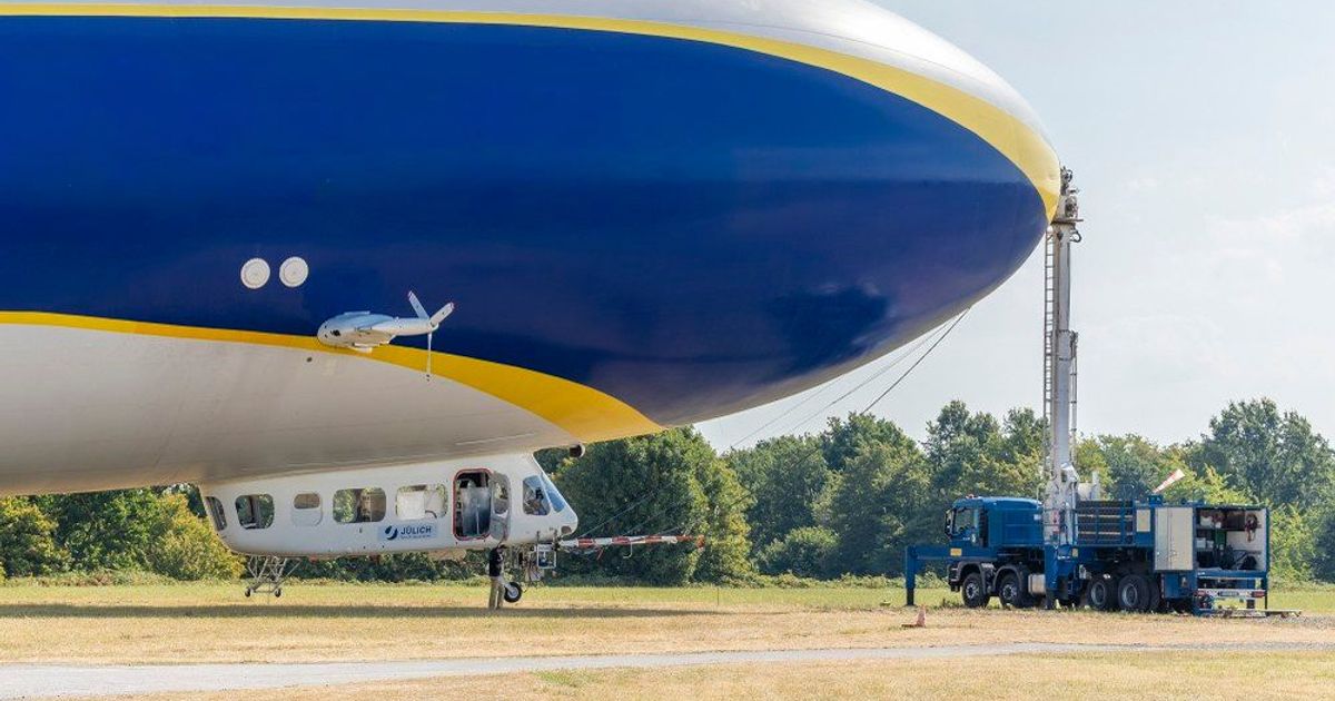 Im Tiefflug unterwegs: Dieser Zeppelin untersucht die Luft über Köln