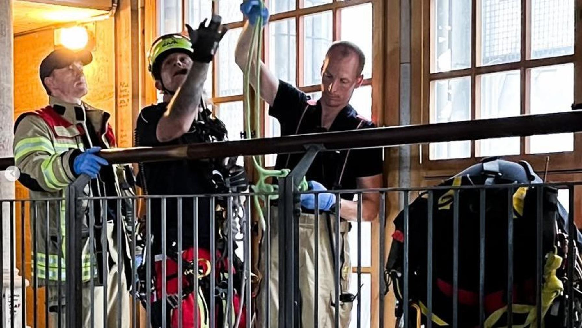 Die Feuerwehr war am Montag am Kölner Dom im Einsatz – bei einer Höhenrettung.