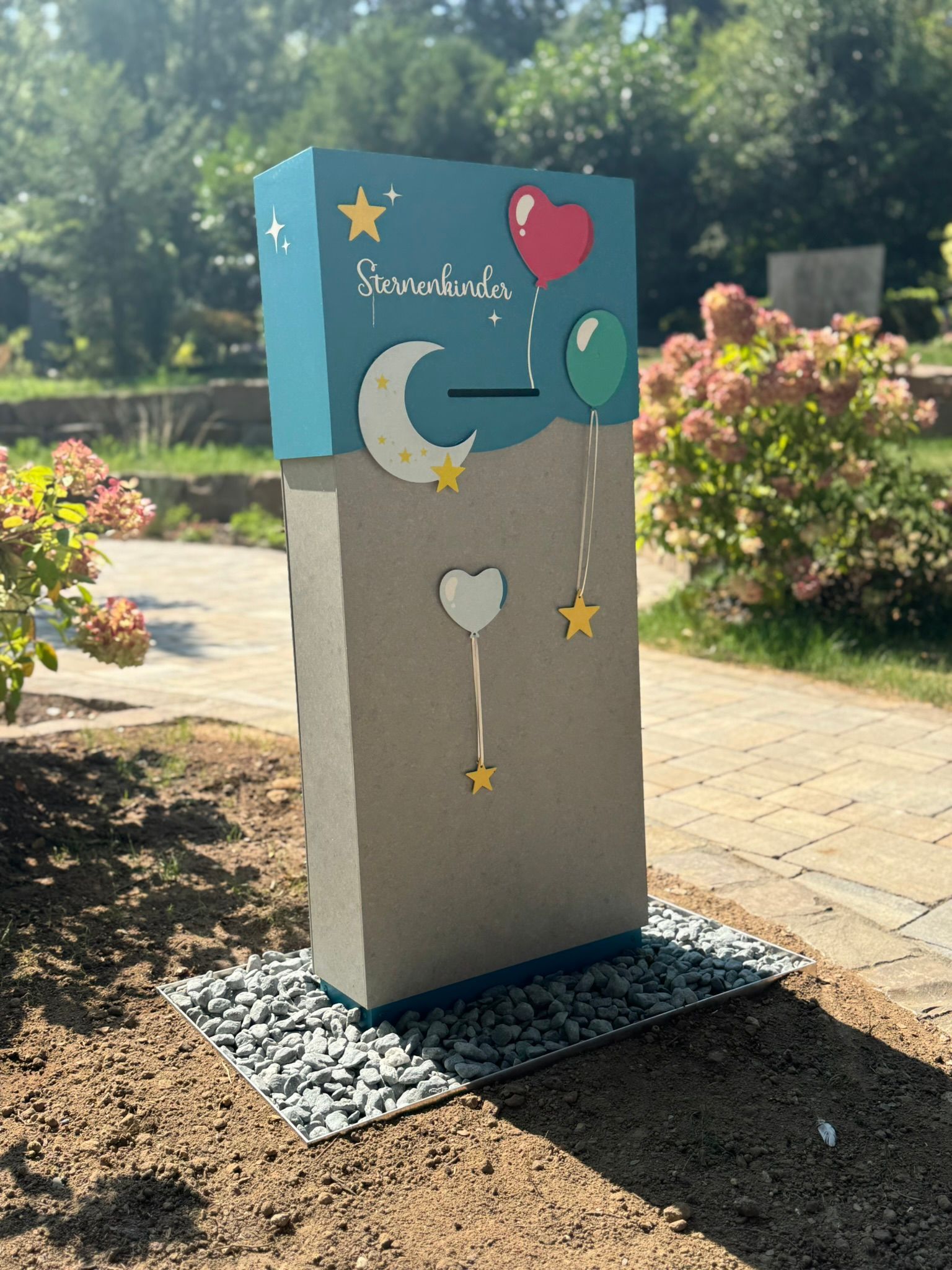 Ein Gedenkstein, auf dem das Wort "Sternenkinder" steht