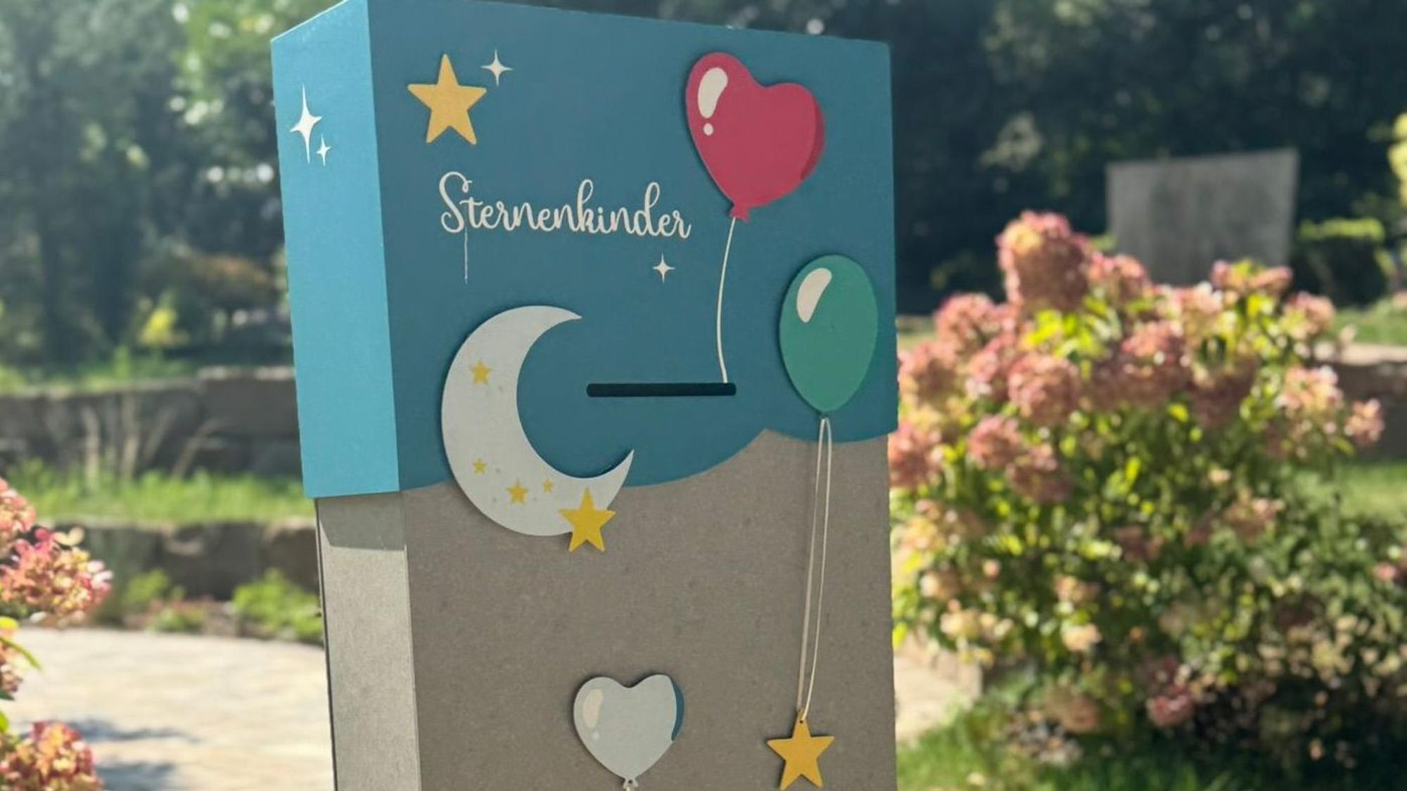Ein Gedenkstein, auf dem das Wort "Sternenkinder" steht