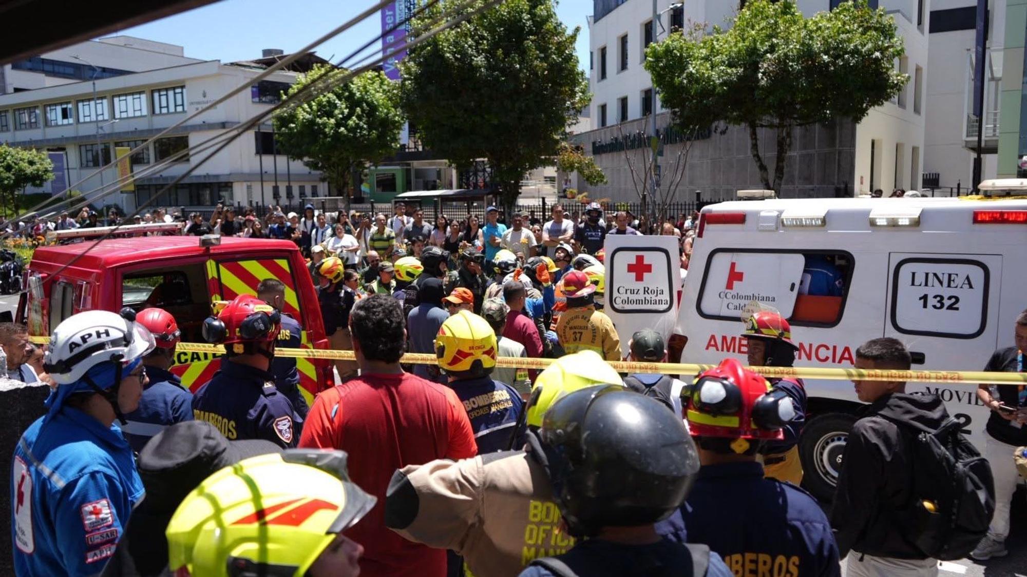 Rettungskräfte sind nach dem Erdbeben der Stärke 7,4 in Manizales, Kolumbien, im Einsatz.