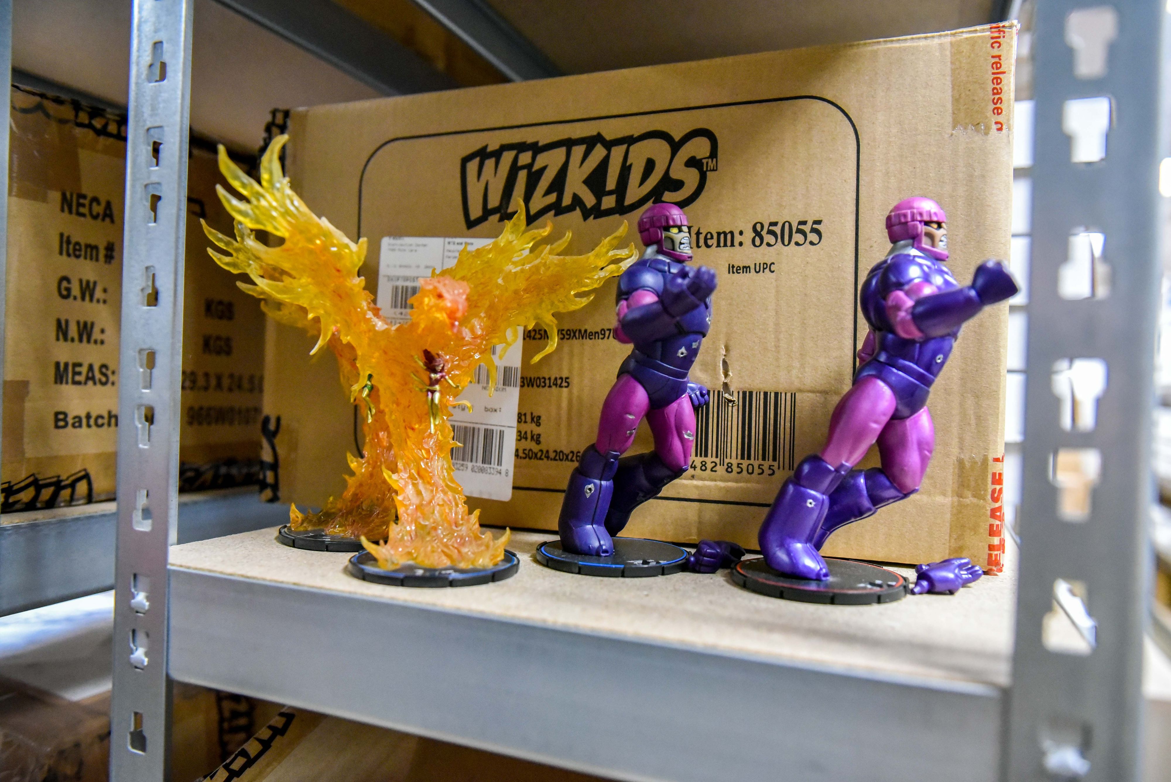 Das Foto zeigt drei Spielfiguren in einem Regal.