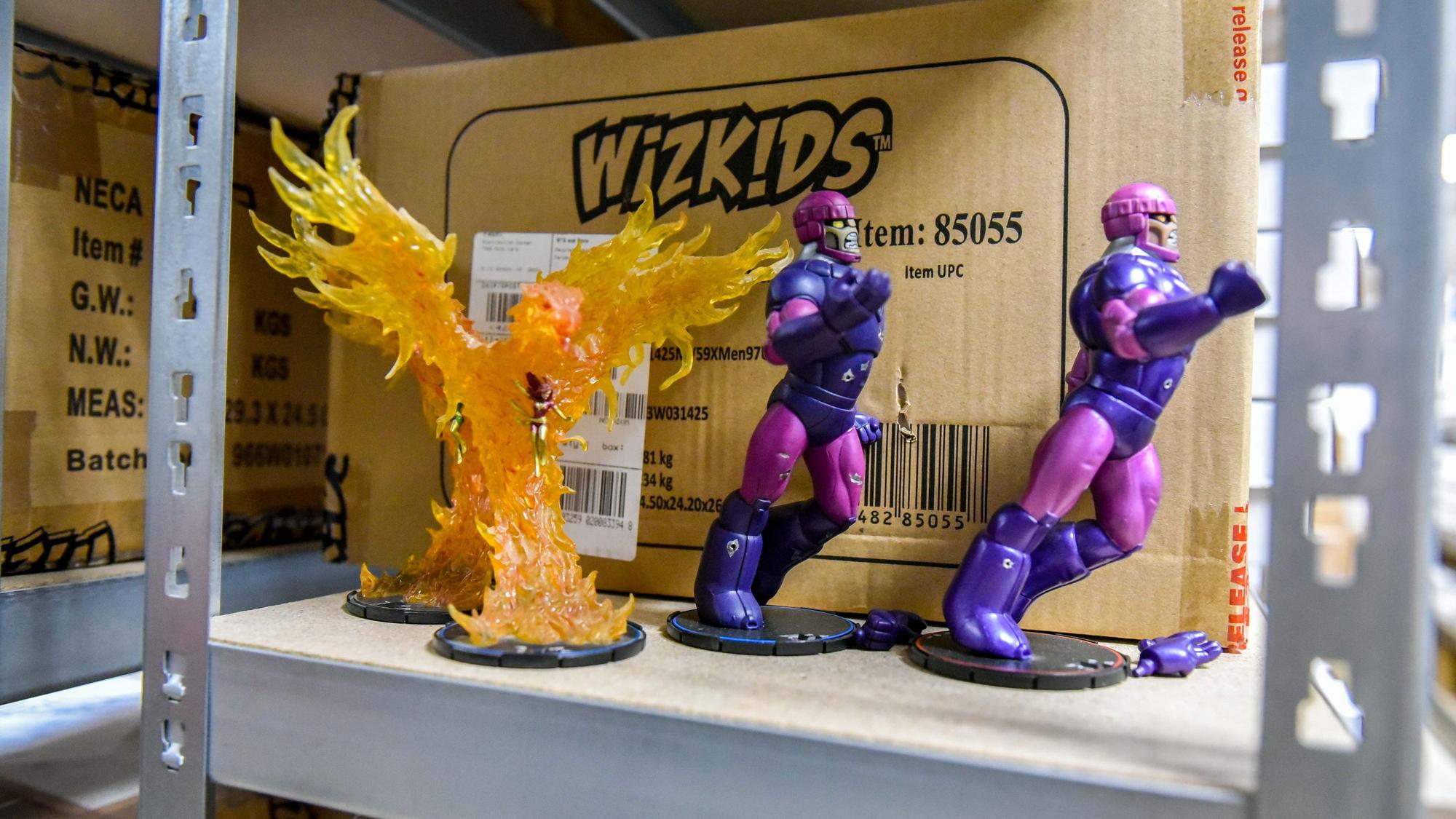 Das Foto zeigt drei Spielfiguren in einem Regal.