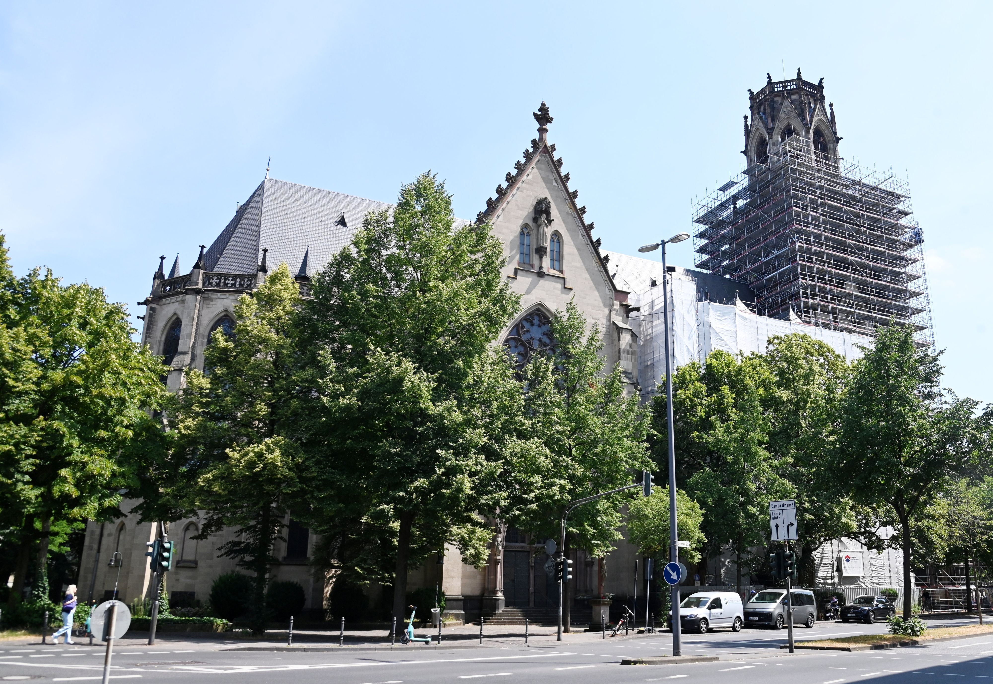 In wenigen Wochen wird das Gerüst den gesamten Turm der Kirche St. Agnes umfassen.