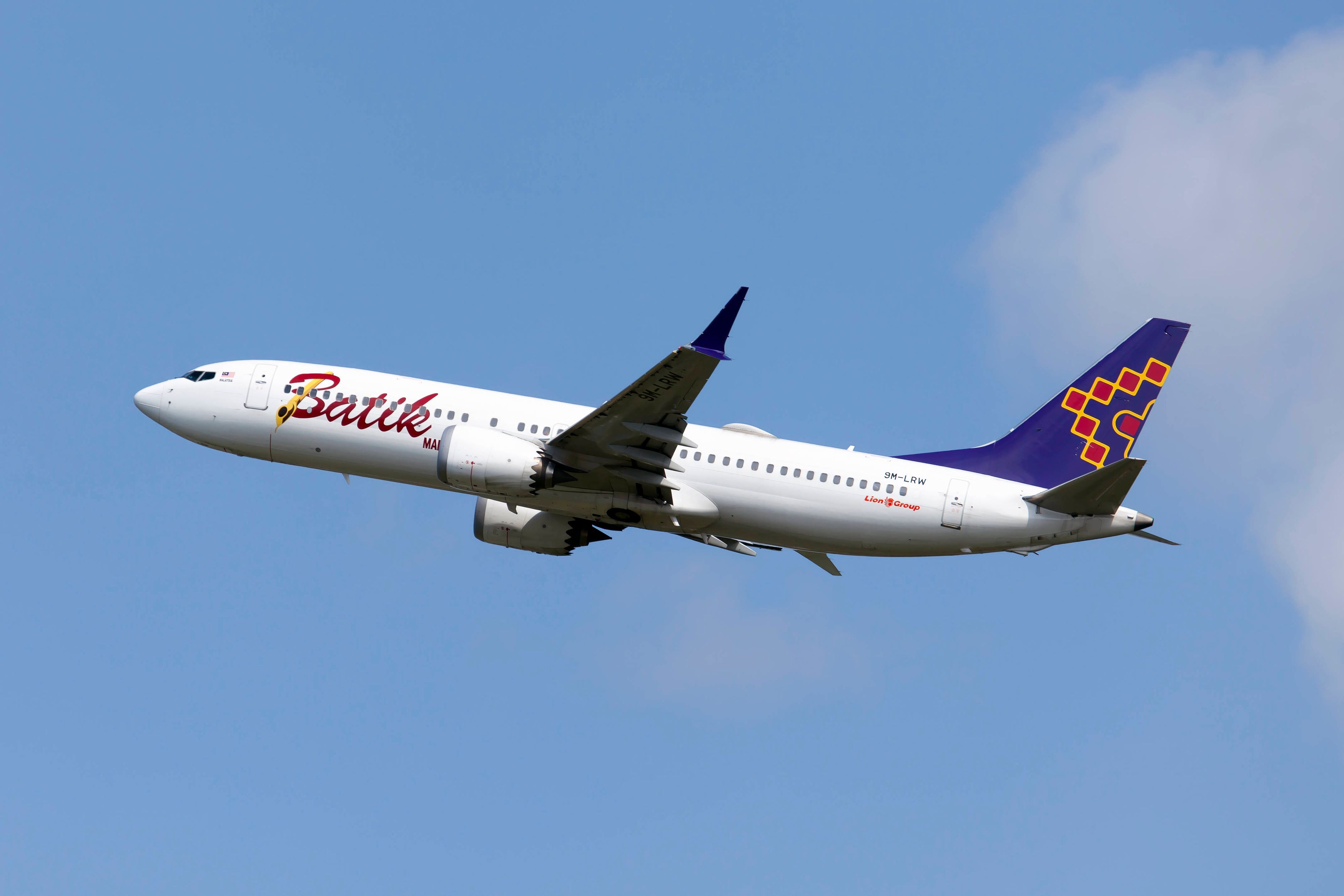 Eine Batik Air Malaysia Boeing 737-800 MAX hebt ab.