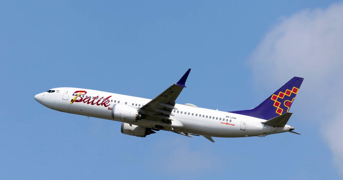 Incident on a Boeing 737-800: Passenger suddenly tries to open emergency ...