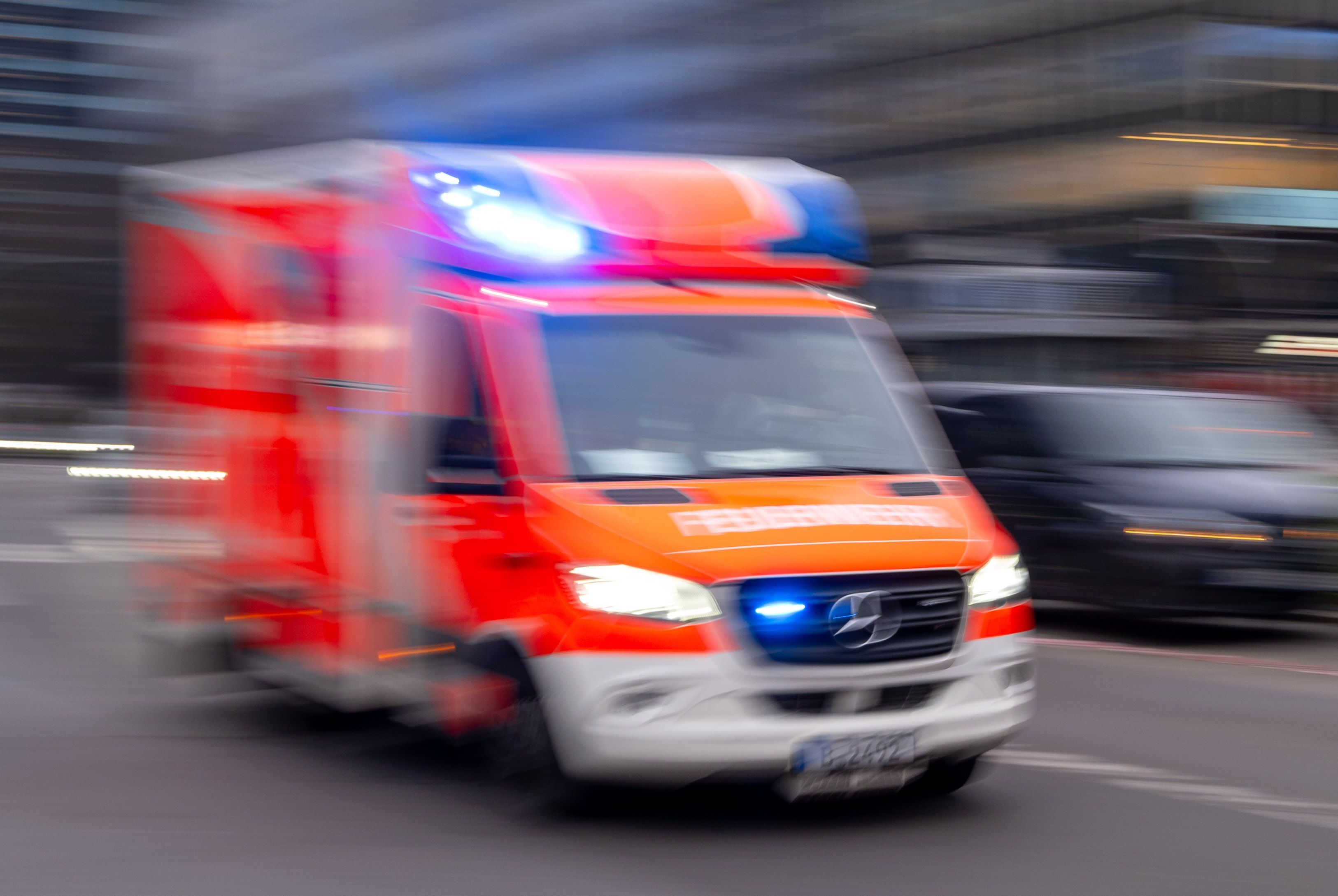 Ein Rettungswagen fährt mit Blaulicht zum Einsatz.