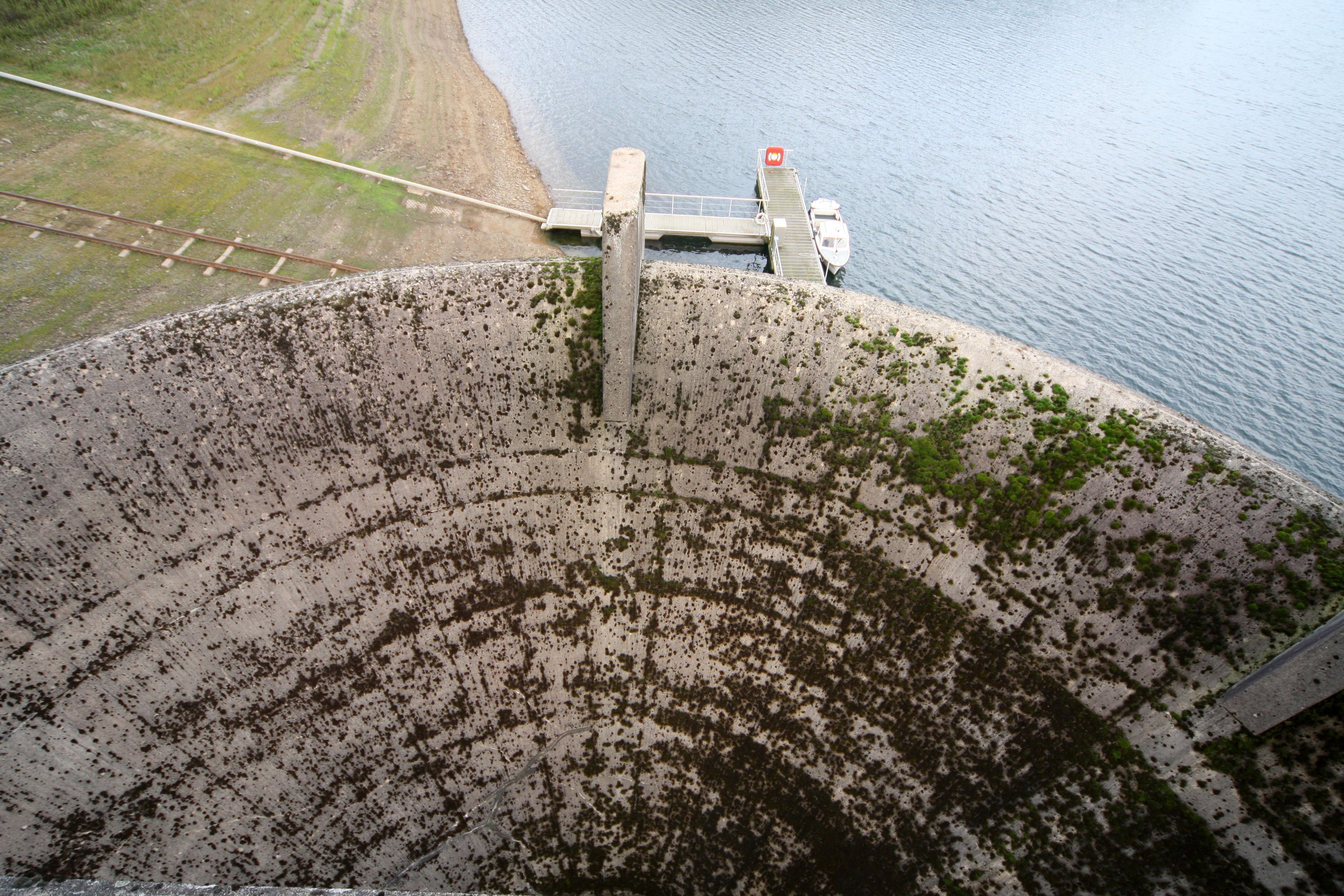 Blick über den Überlauf auf den Wasserspiegel der Großen Dhünn-Talsperre.