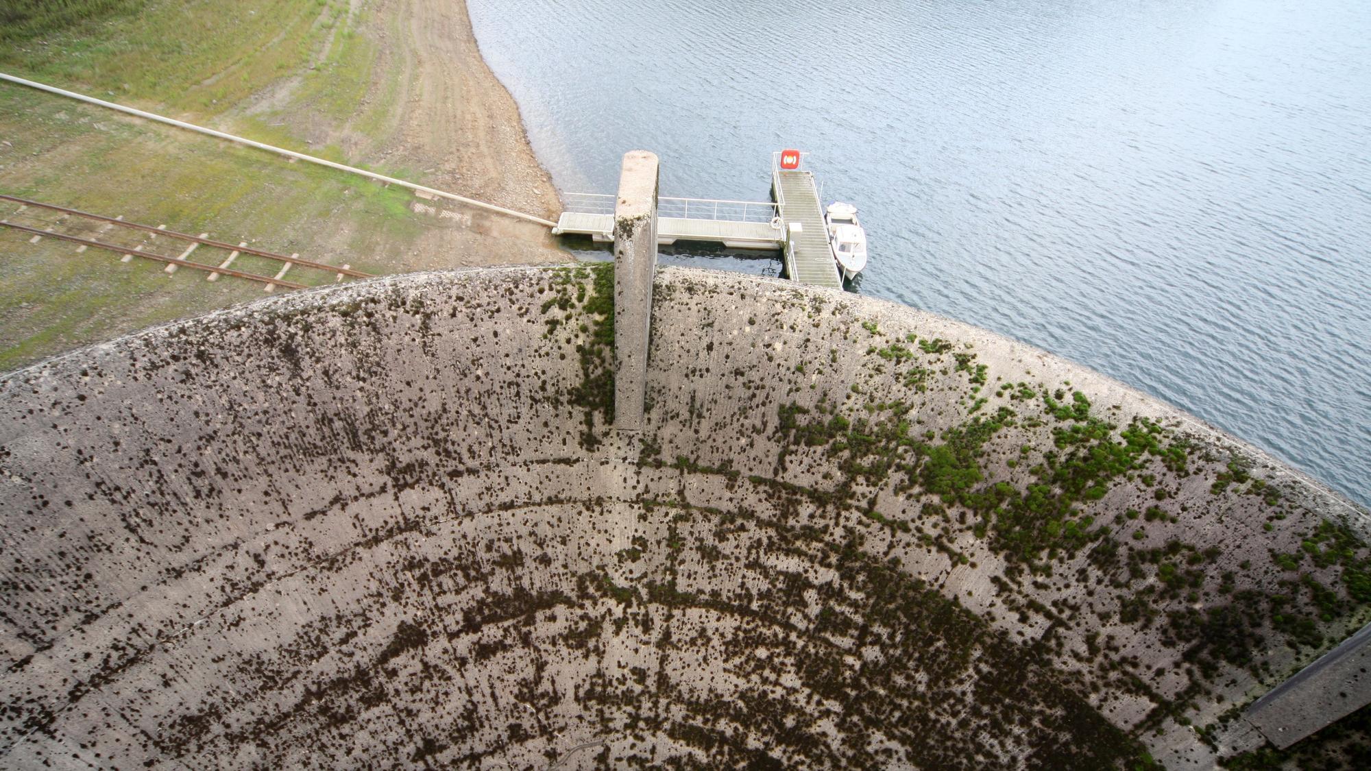 Blick über den Überlauf auf den Wasserspiegel der Großen Dhünn-Talsperre.