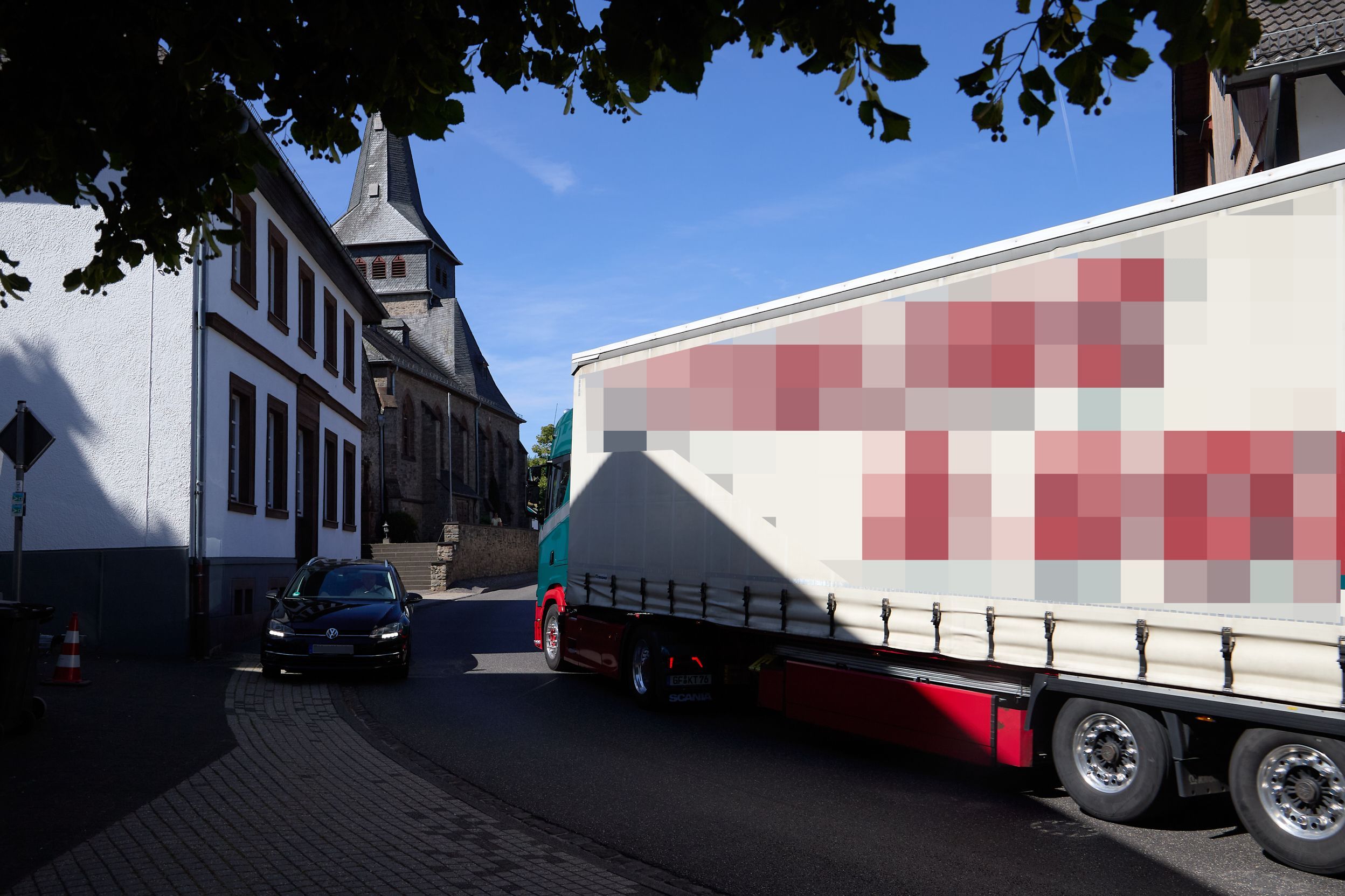 Ein Hindernis, einer, der daran vorbei will und schon staut sich der Verkehr in Marmagen.