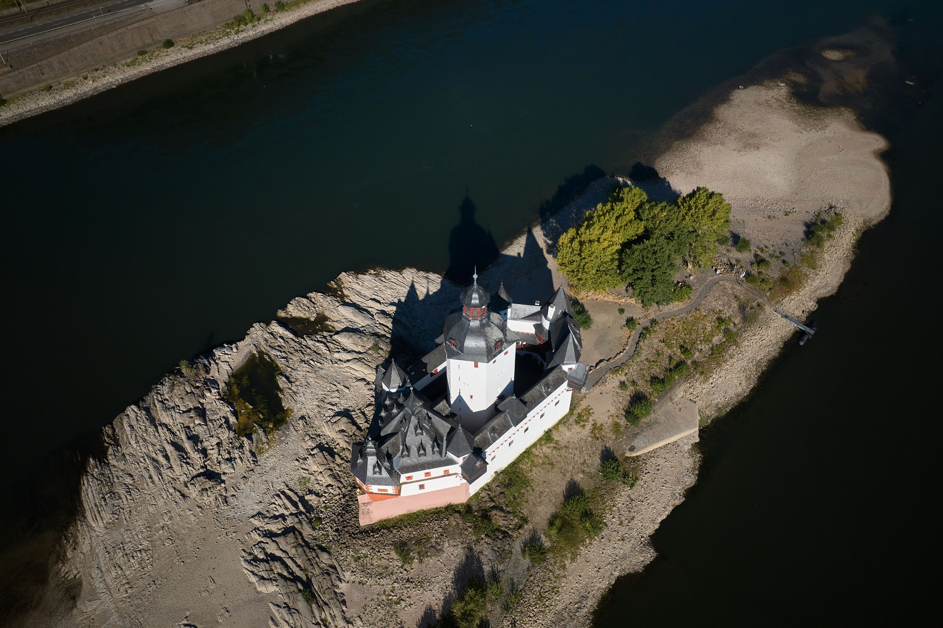 Kaub: Das Niedrigwasser legt weite Teile der Sandbank frei, die die Zollburg Pfalzgrafenstein umgibt