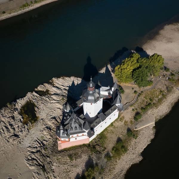 Kaub: Das Niedrigwasser legt weite Teile der Sandbank frei, die die Zollburg Pfalzgrafenstein umgibt