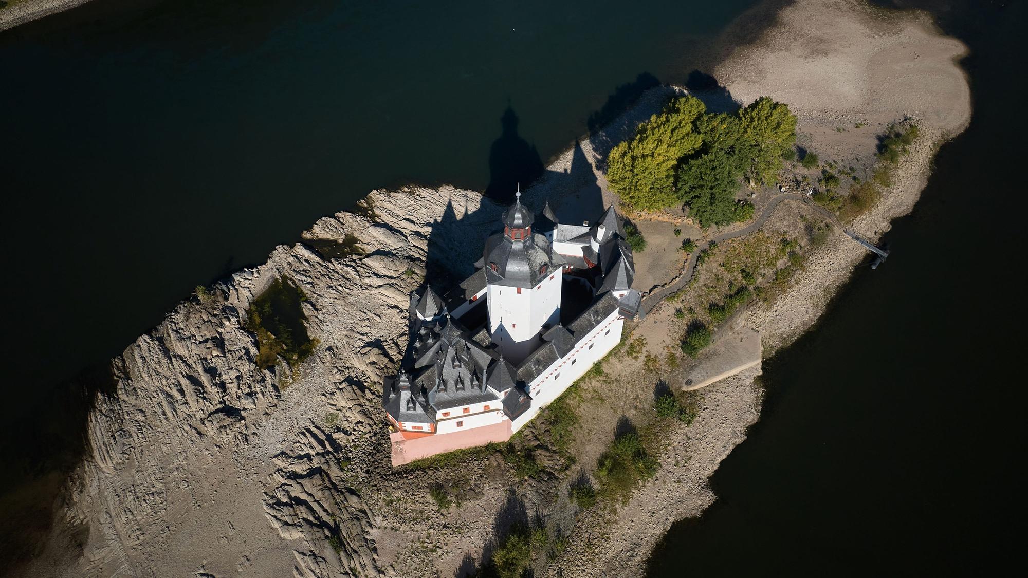 Kaub: Das Niedrigwasser legt weite Teile der Sandbank frei, die die Zollburg Pfalzgrafenstein umgibt