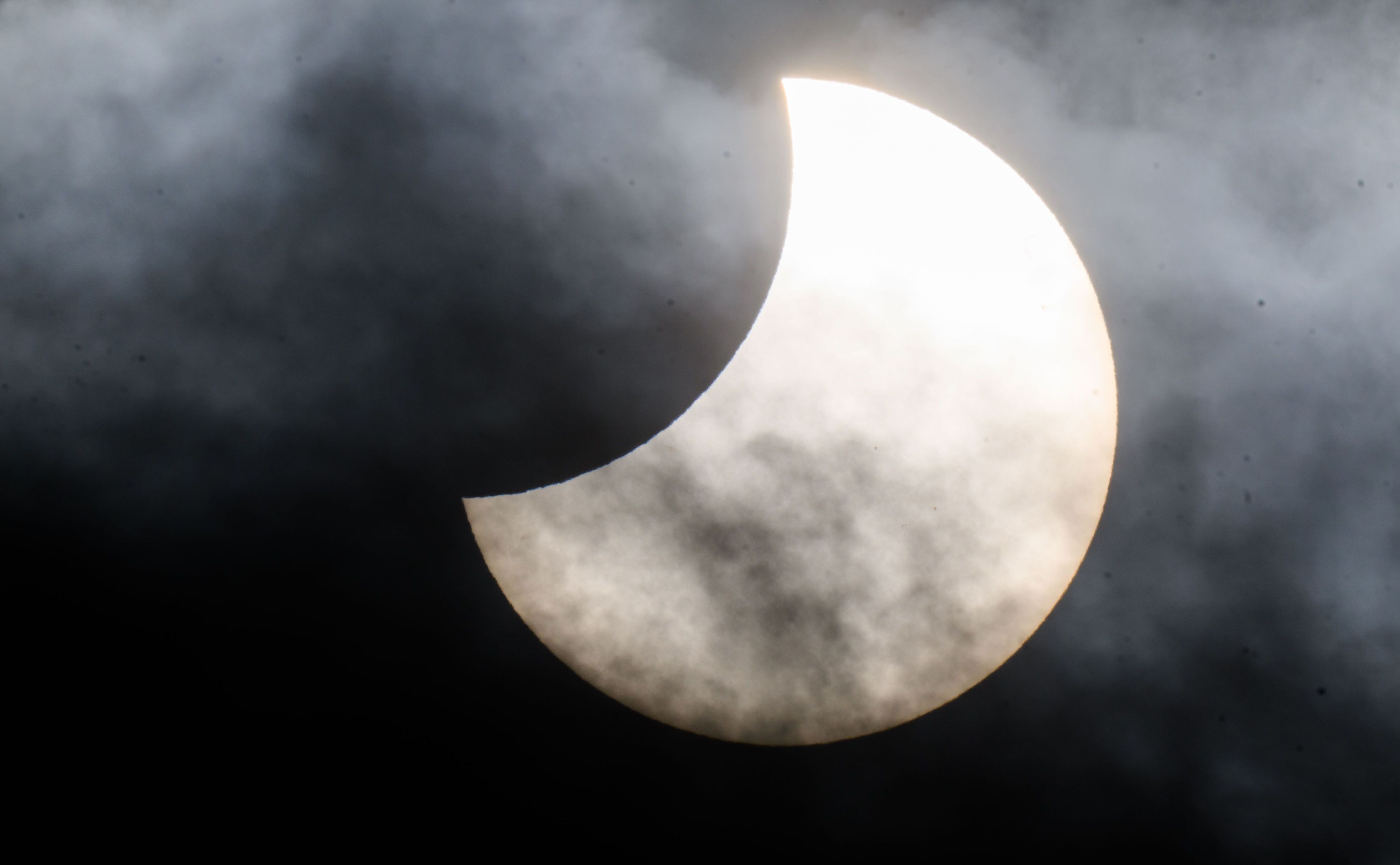 Am Mittwoch wird eine partielle Sonnenfinsternis am Mittwochabend in der Region zu sehen sein.