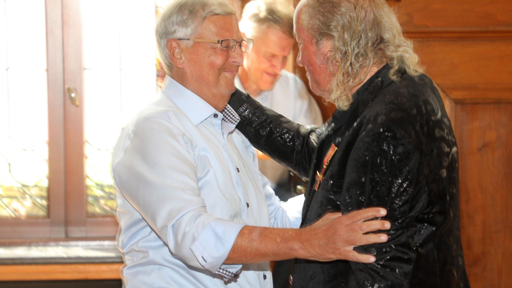 Wolfgang Bosbach und Burkhardt Unrau nehmen sich in den Arm.