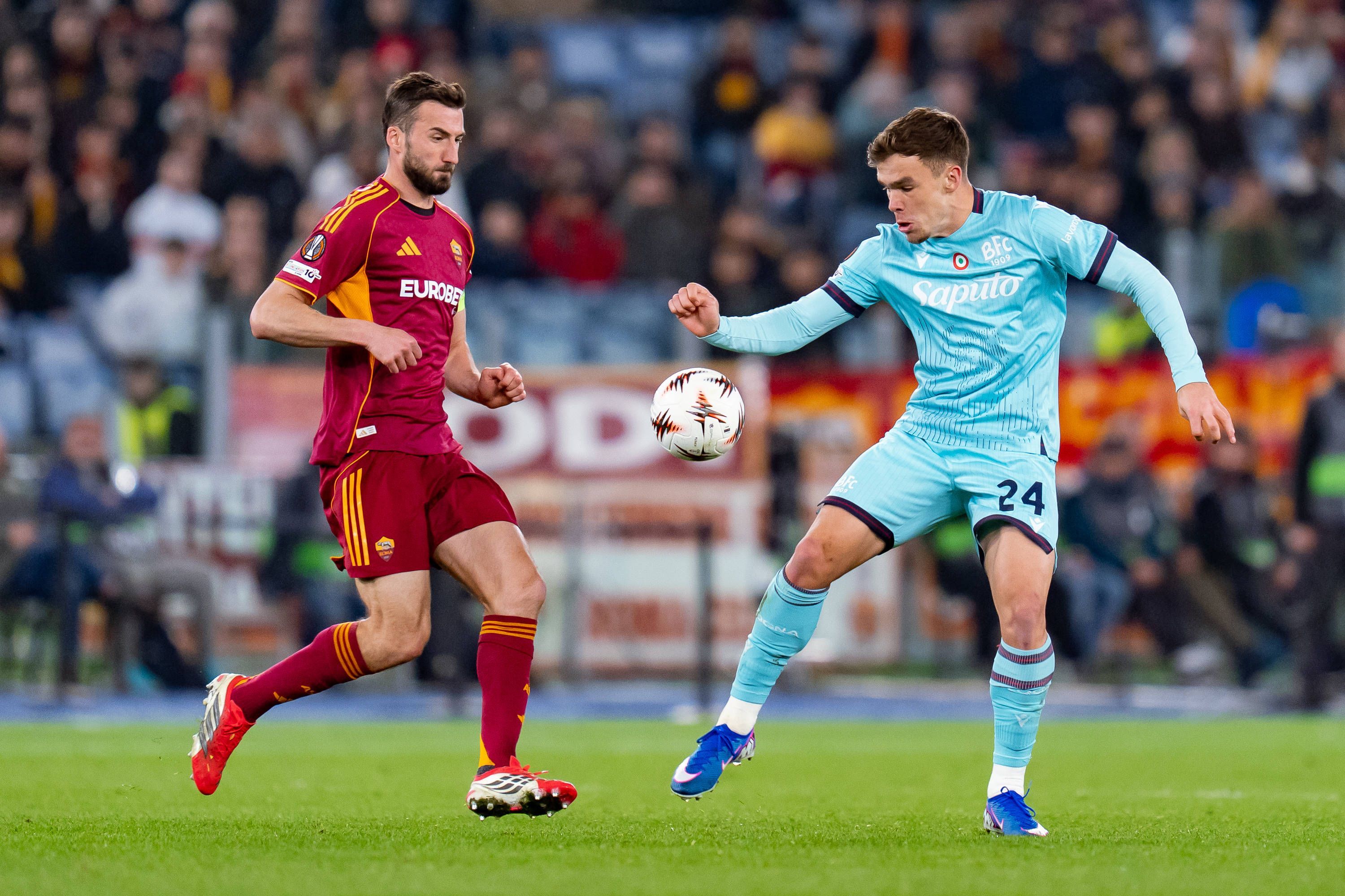 AS Roma v Bologna FC 1909 - UEFA Europa League 2025/26 Round of 16 Second Leg Thijs Dallinga of Bologna FC and Bryan Cristante of AS Roma compete for the ball during the UEFA Europa League 2025/26 Round of 16 Second Leg match between AS Roma and Bologna FC 1909 at Stadio Olimpico on March 19, 2026 in Rome, Italy. Roma Stadio Olimpico Roma Italy Copyright: xGiuseppexMaffiax 260319_UEL_Roma-Bologna_02869