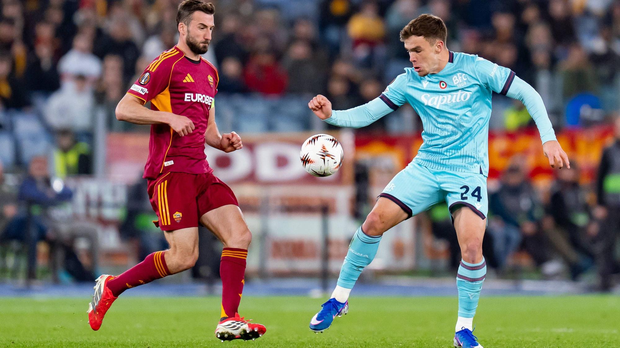 AS Roma v Bologna FC 1909 - UEFA Europa League 2025/26 Round of 16 Second Leg Thijs Dallinga of Bologna FC and Bryan Cristante of AS Roma compete for the ball during the UEFA Europa League 2025/26 Round of 16 Second Leg match between AS Roma and Bologna FC 1909 at Stadio Olimpico on March 19, 2026 in Rome, Italy. Roma Stadio Olimpico Roma Italy Copyright: xGiuseppexMaffiax 260319_UEL_Roma-Bologna_02869