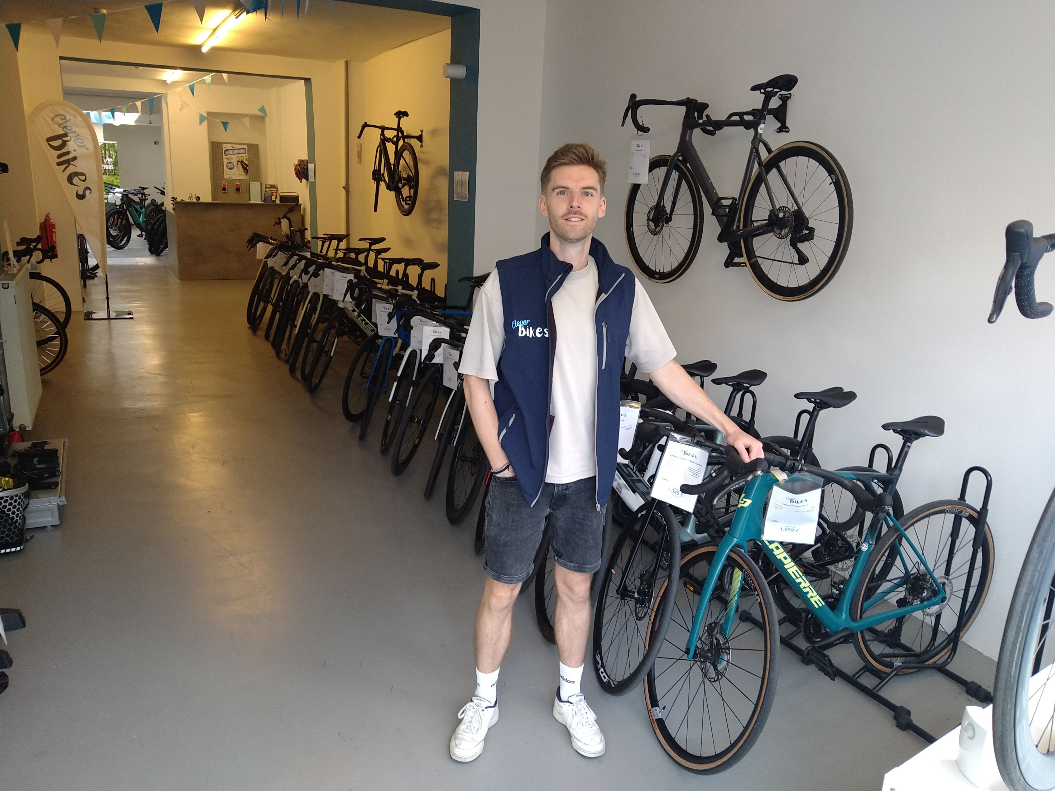 Sebastian Dohle arbeitet in der Filiale in der Christophstraße, in der sie  vor allem „Bio-Bikes“ anbieten.