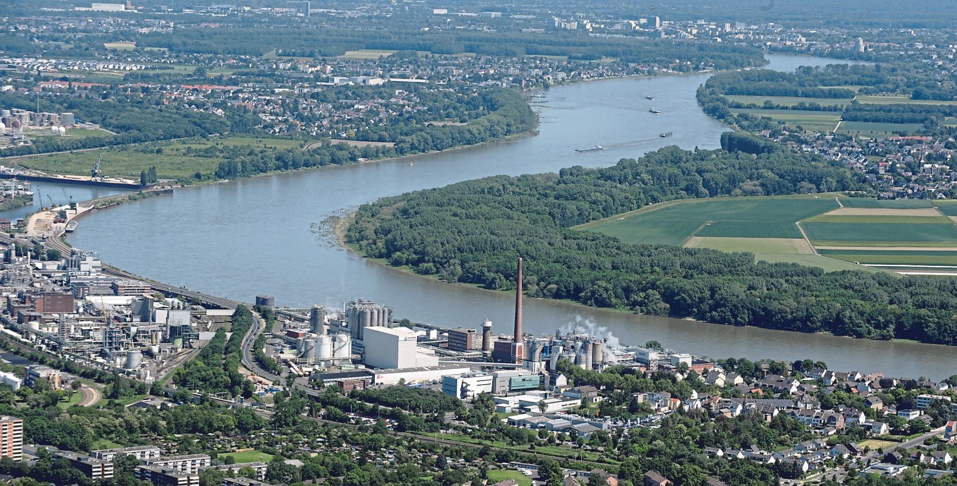 Der Rhein bei Wesseling, Rheinspange, links Godorfer Hafen