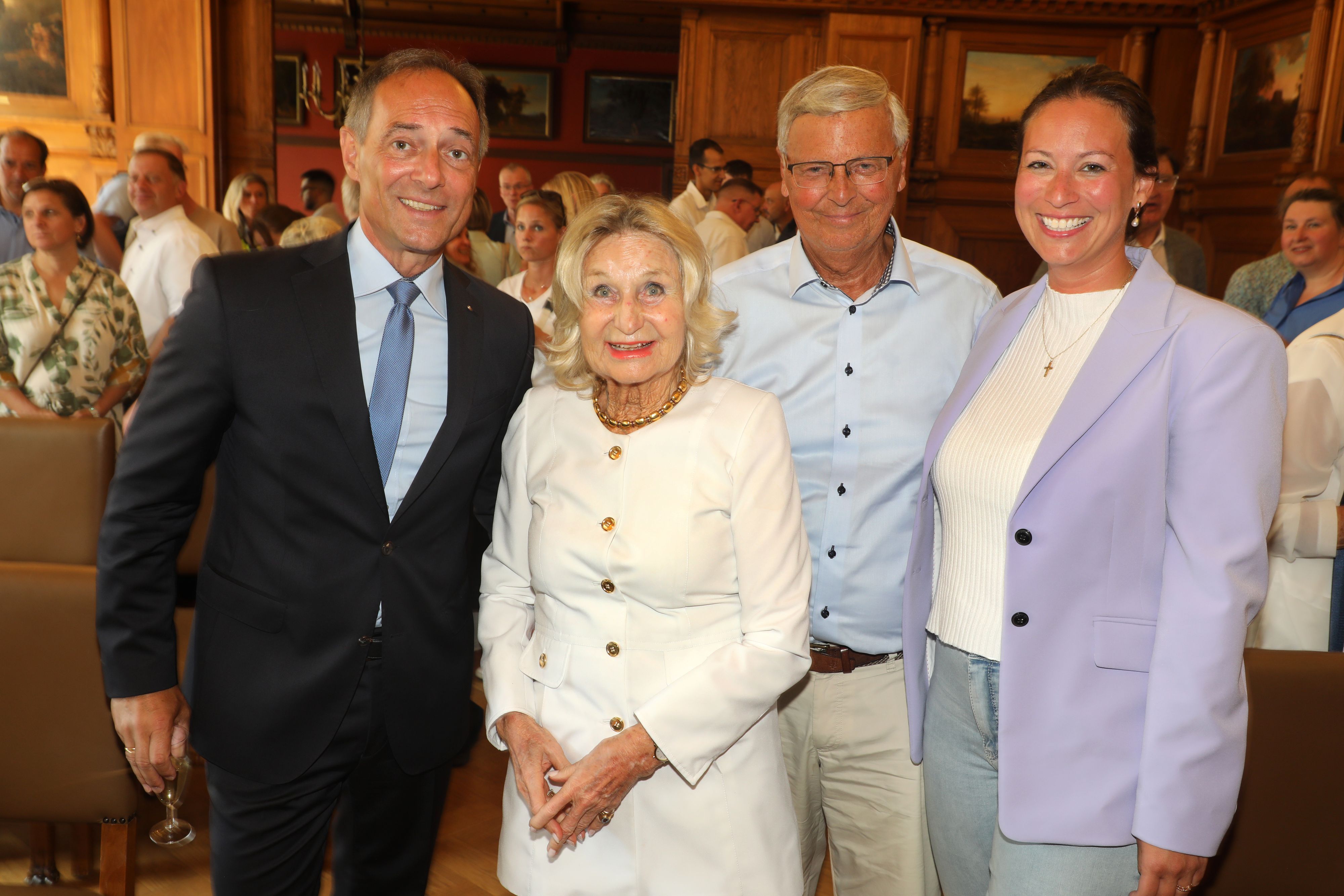 Manfred Habrunner, Sylvia Zanders, Wolfgang Bosbach und Caroline Bosbach lächeln in die Kamera.