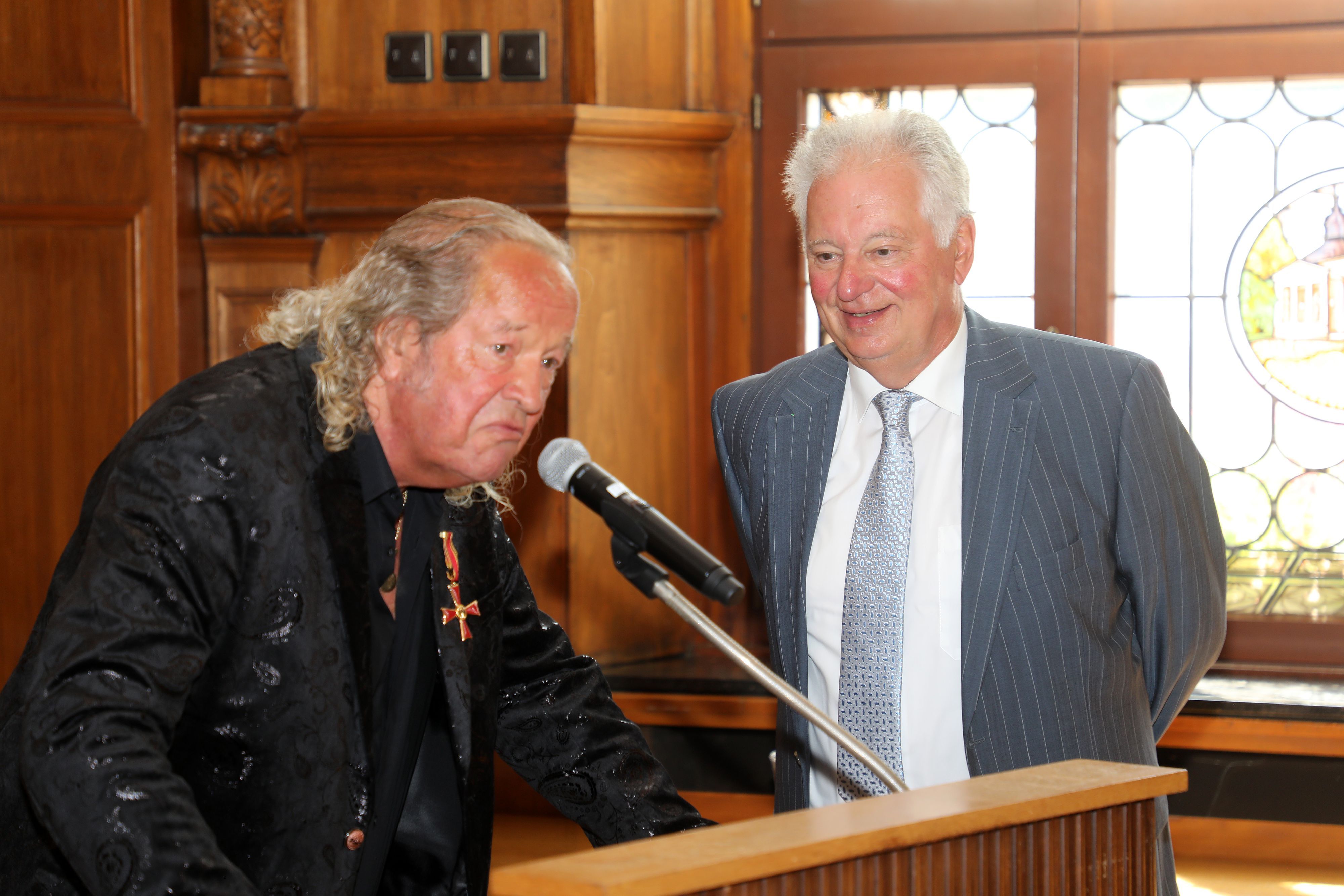 Burkhardt Unrau und Landrat a.D. Norbert Mörs stehen im Gladbacher Ratssaal.