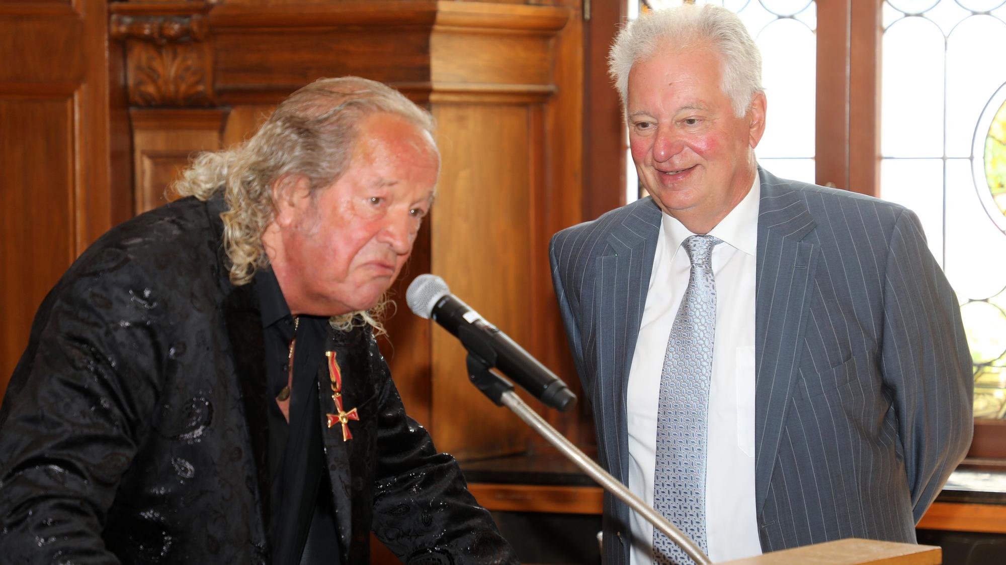 Burkhardt Unrau und Landrat a.D. Norbert Mörs stehen im Gladbacher Ratssaal.