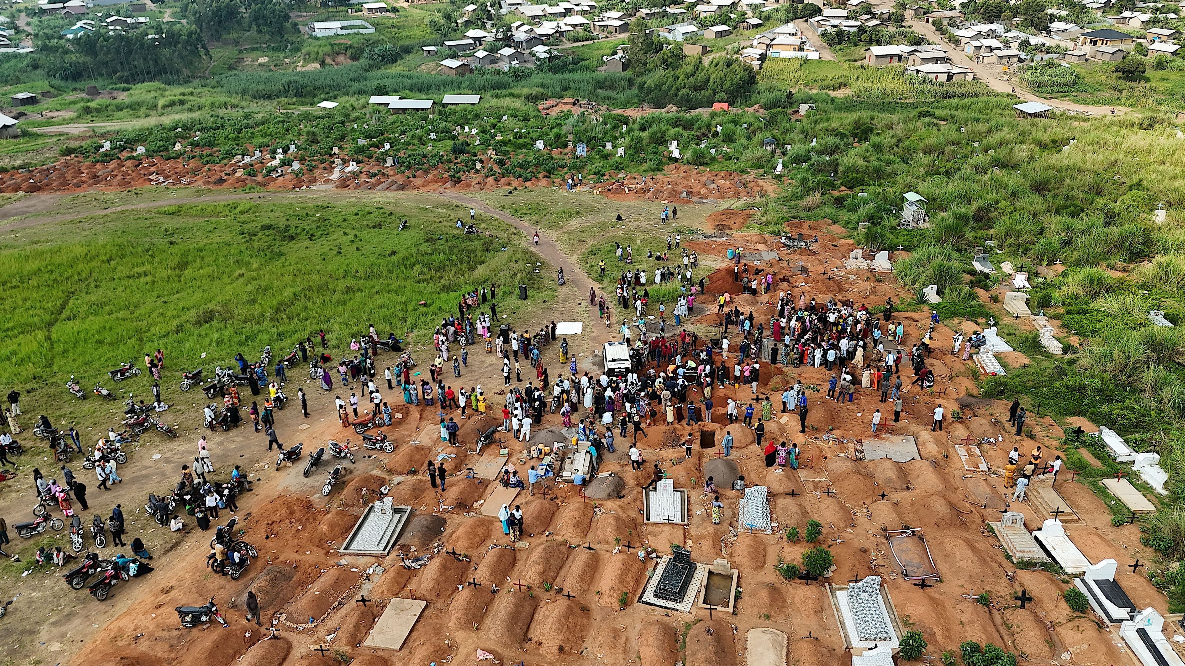 Ein Drohnenfoto zeigt einen Friedhof in der Nähe von Bunia in der Provinz Ituri in der Demokratischen Republik Kongo.