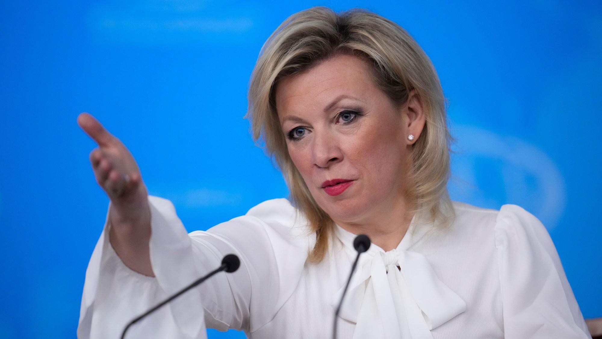 Die russische Außenamtssprecherin Maria Sacharowa gestikuliert bei einer Pressekonferenz. (Archivbild)