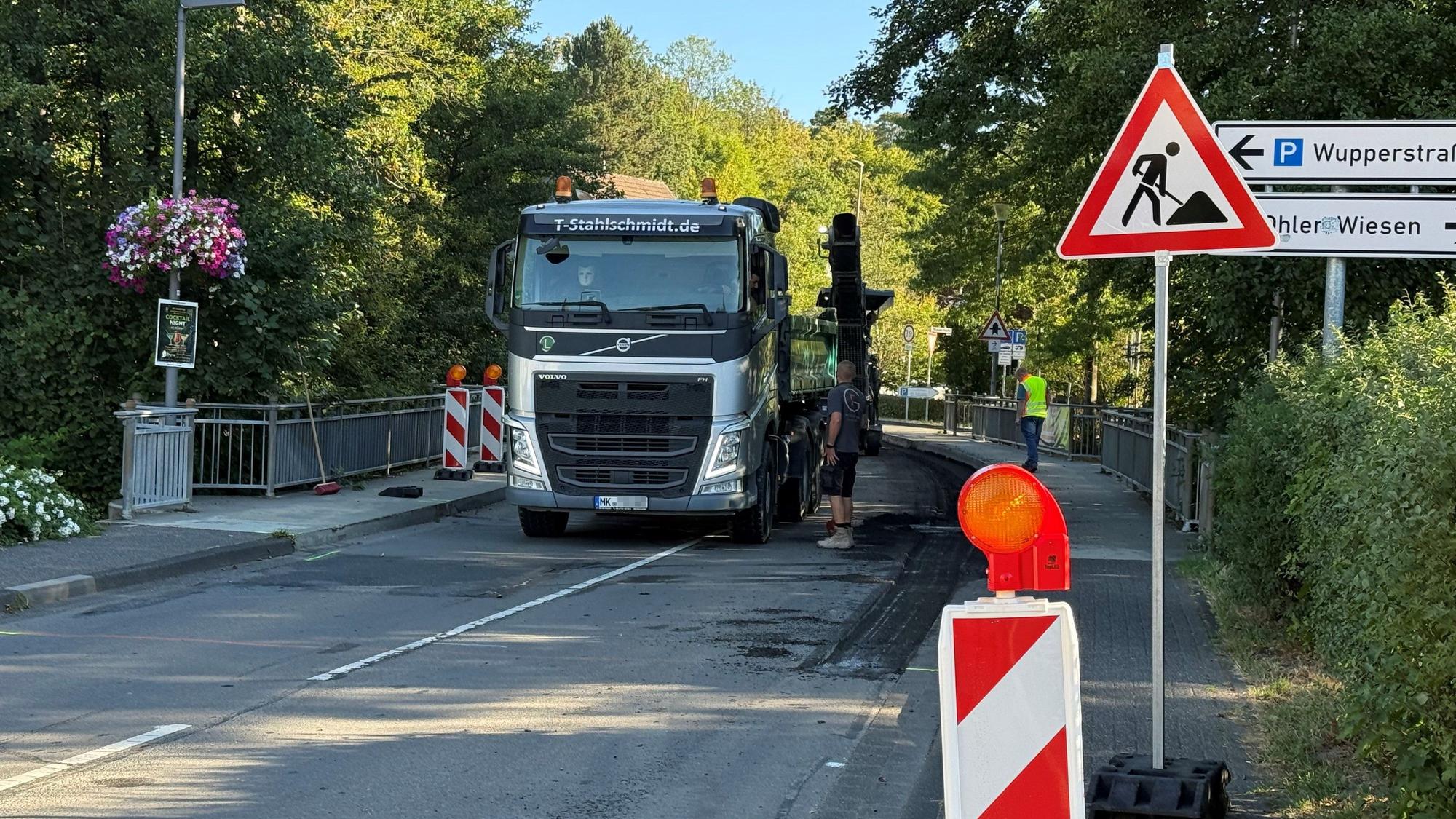 Auf der Brücke an der Bahnstraße wurde der Asphalt abgefräst, die Straße war gesperrt, sie wurde am Nachmittag wieder freigegeben.