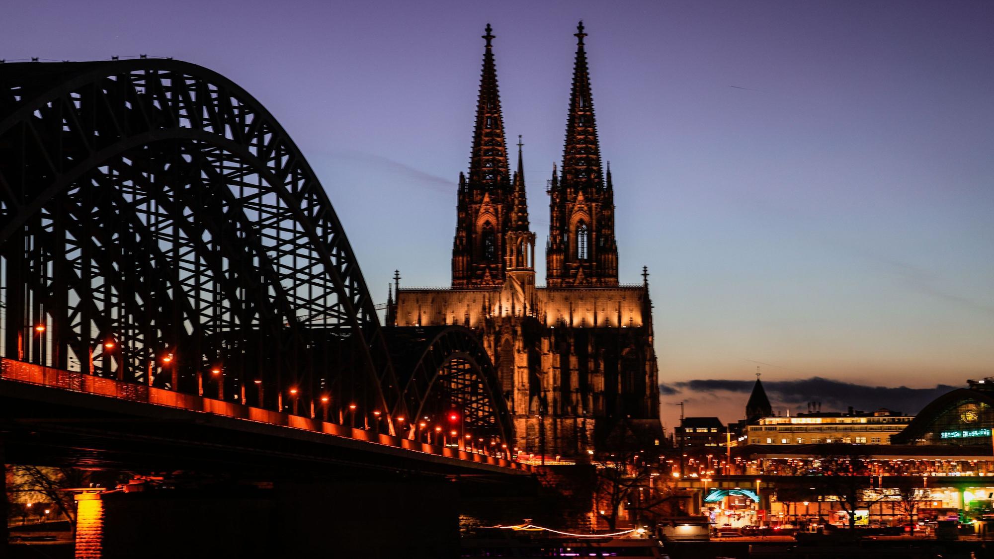 Köln: Der Dom und die Hohenzollernbrücke sind am Abend beleuchtet.