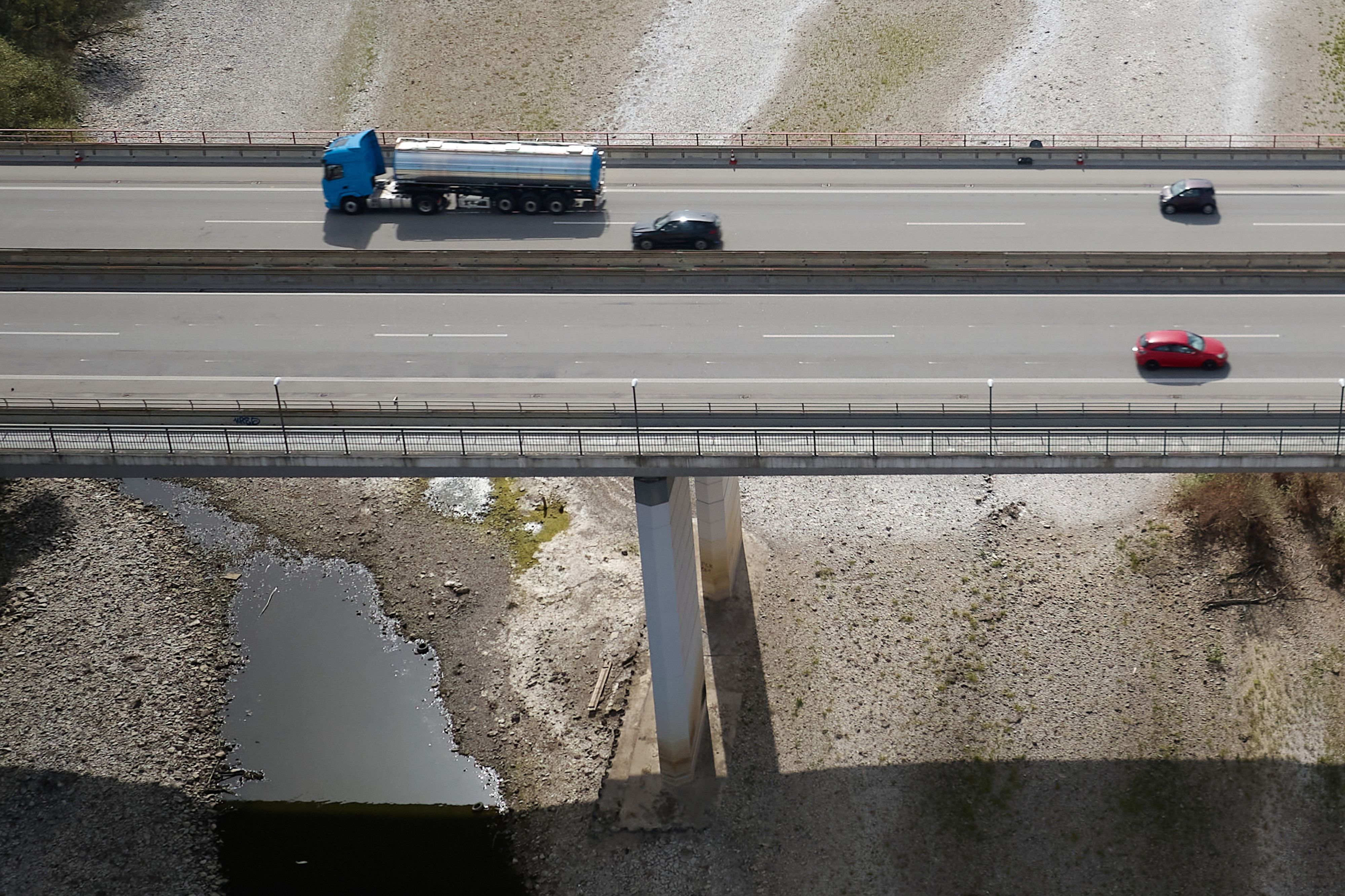 Ein Lkw passiert die Rheinbrücke der Autobahn A48 bei Bendorf in Rheinland-Pfalz. Wasser fließt hier nur noch wenig.