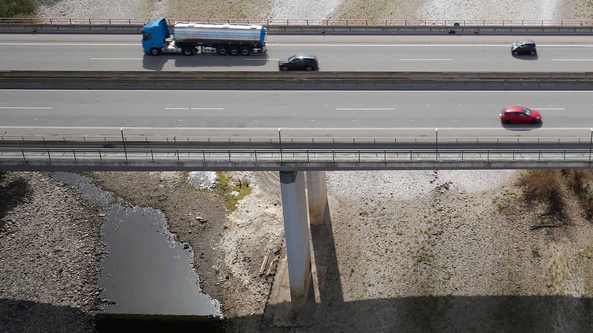 Ein Lkw passiert die Rheinbrücke der Autobahn A48 bei Bendorf in Rheinland-Pfalz. Wasser fließt hier nur noch wenig.