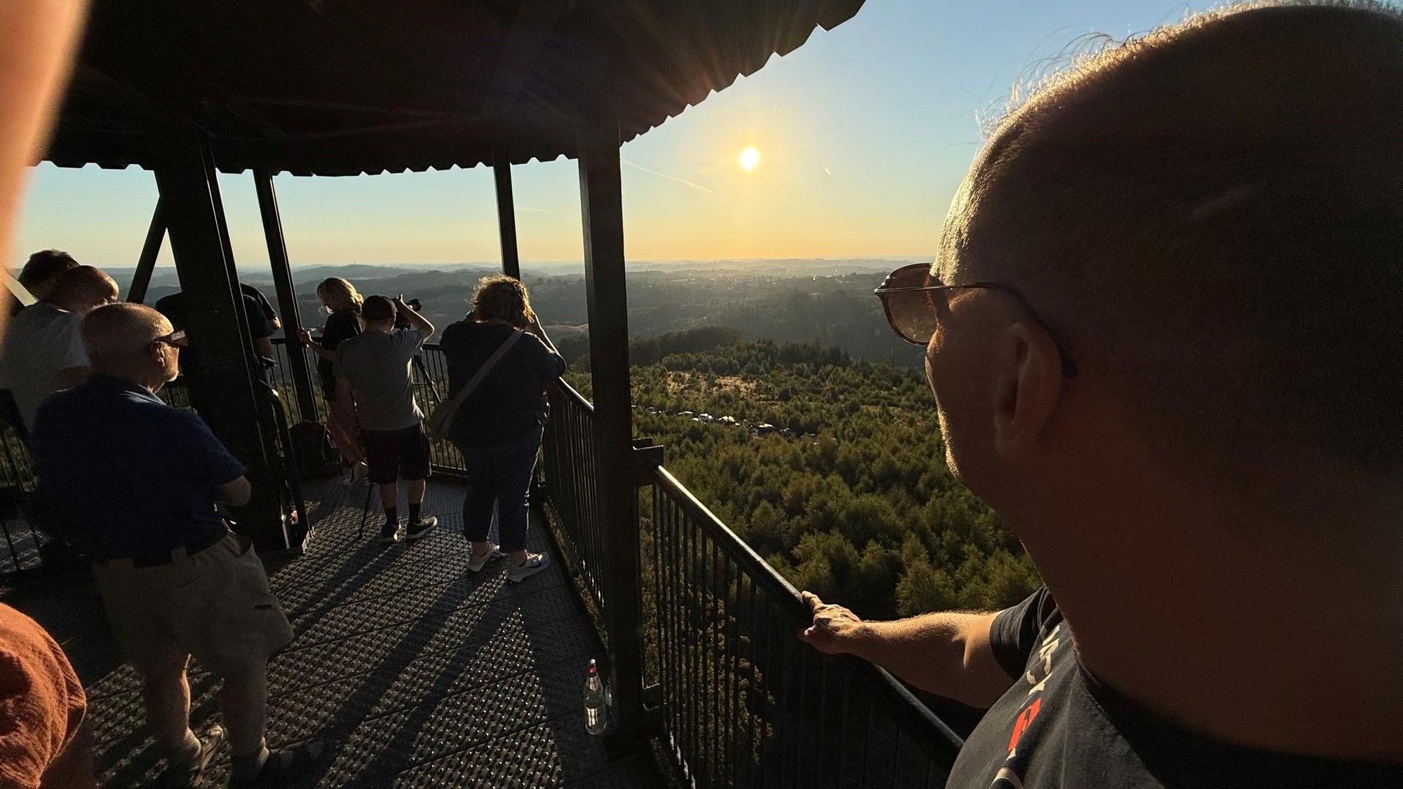 Auf der Plattform herrschte dichtes Gedränge, doch die Aussicht war bestens.