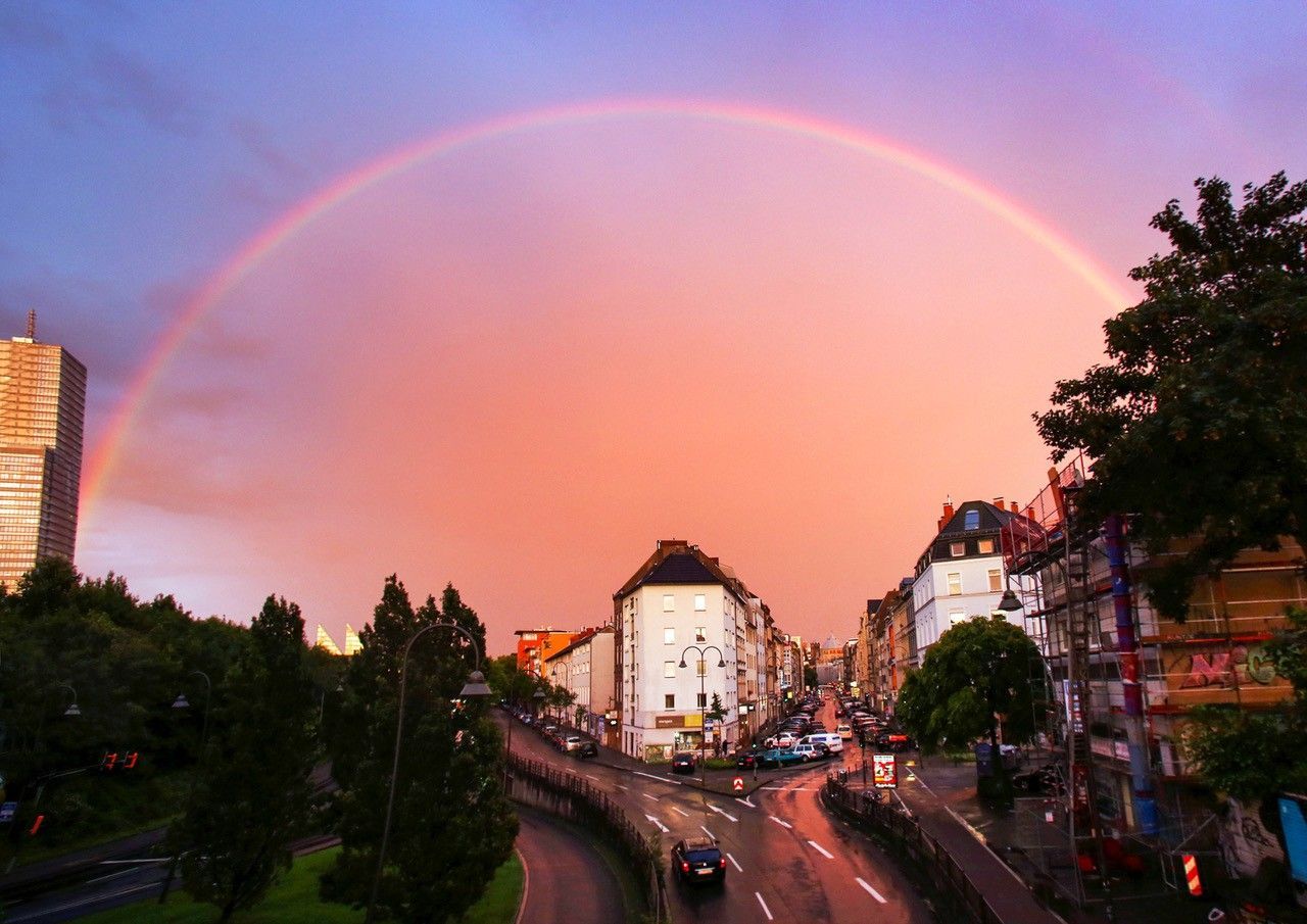 Regenbogen über der Stadt