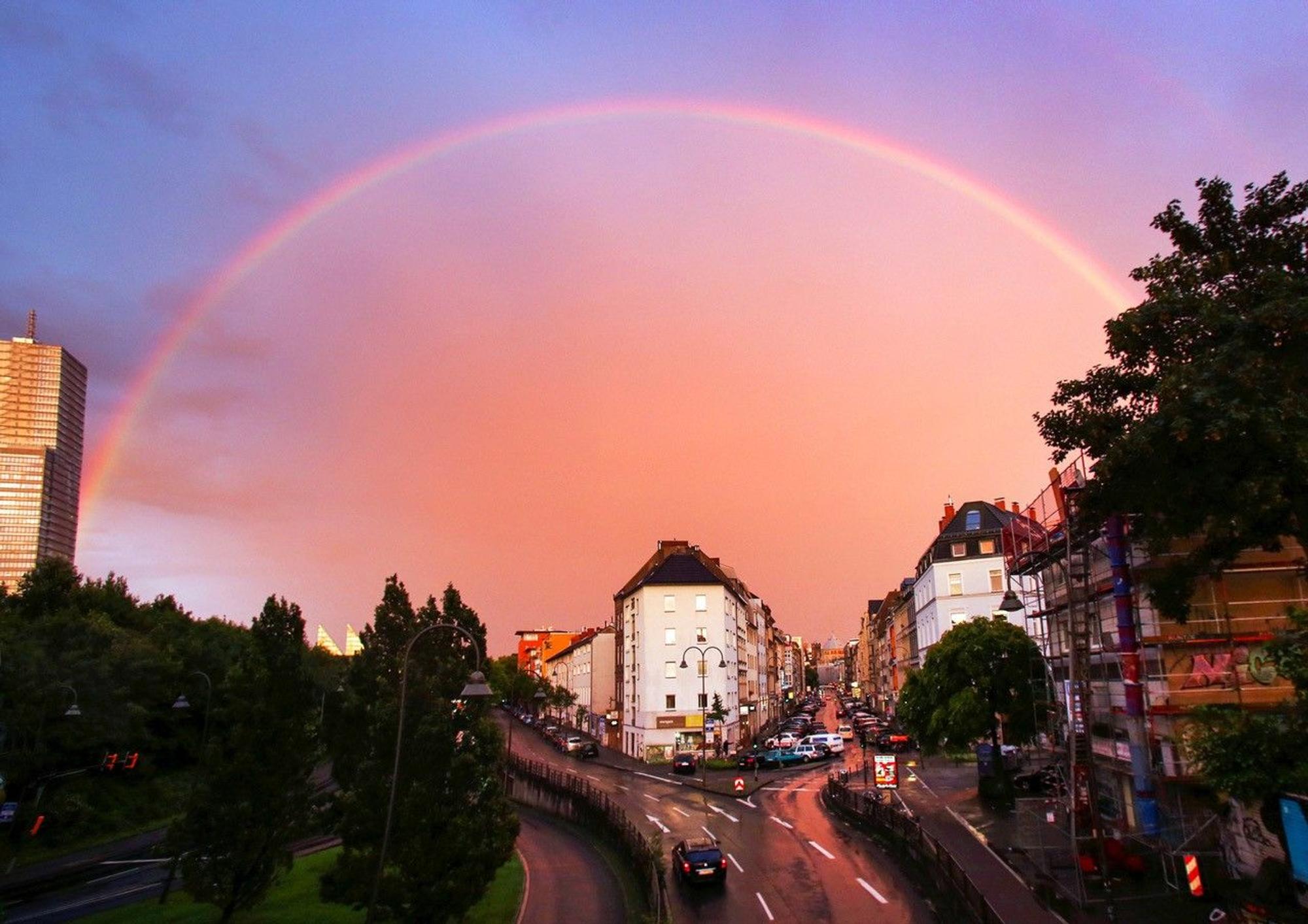Regenbogen über der Stadt