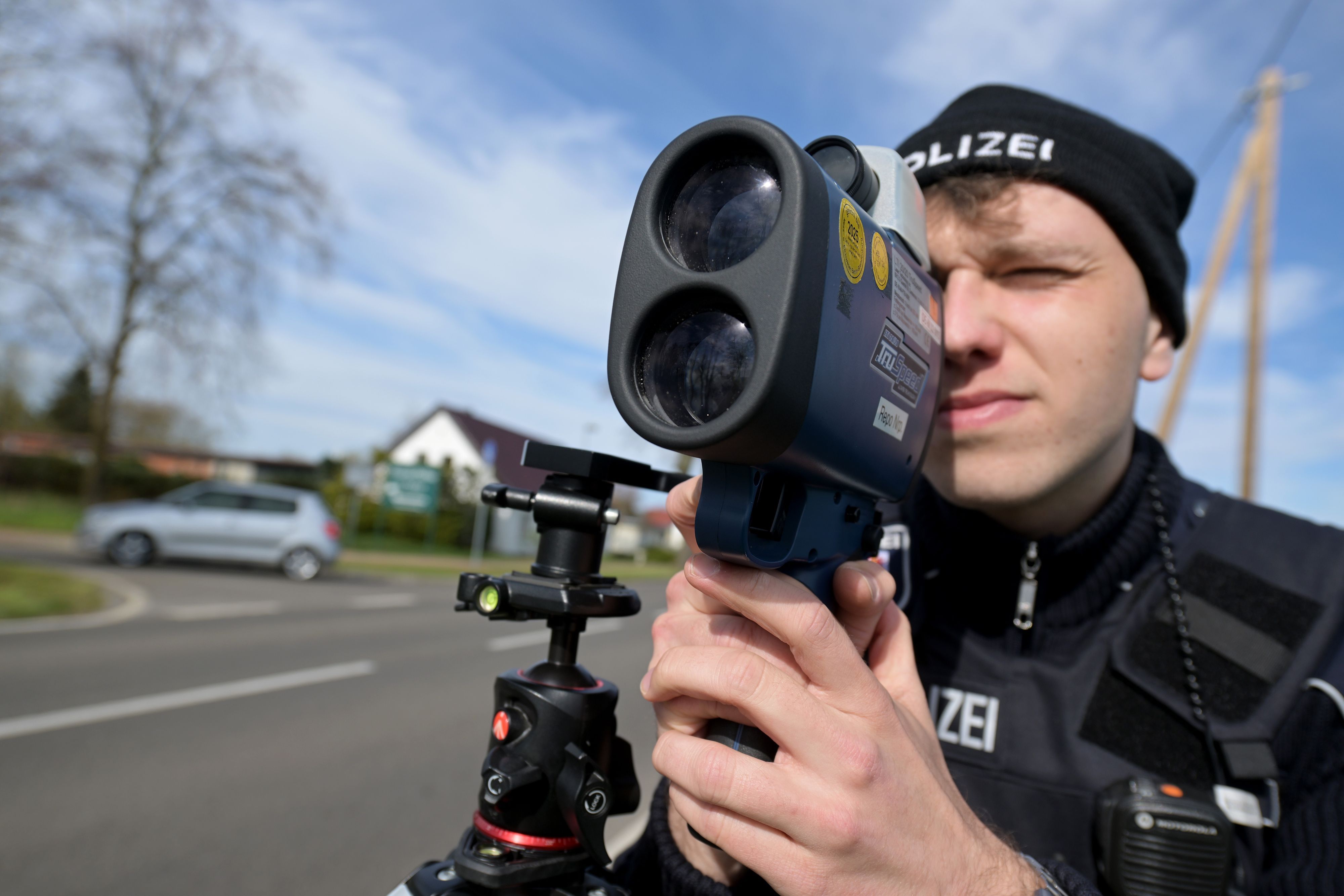 Das Bild zeigt einen Polizeibeamten mit einer Laserpistole.