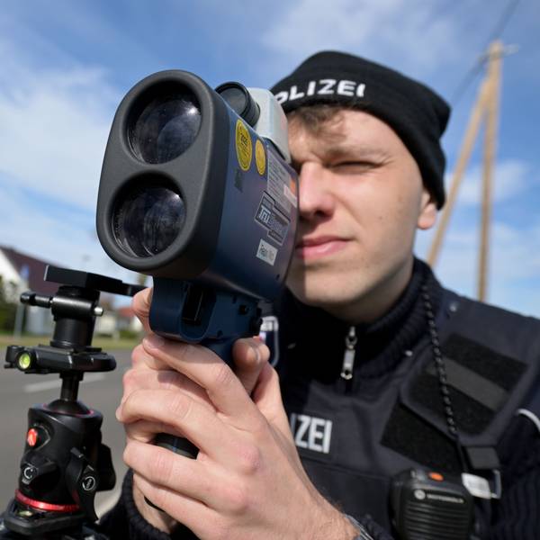 Das Bild zeigt einen Polizeibeamten mit einer Laserpistole.