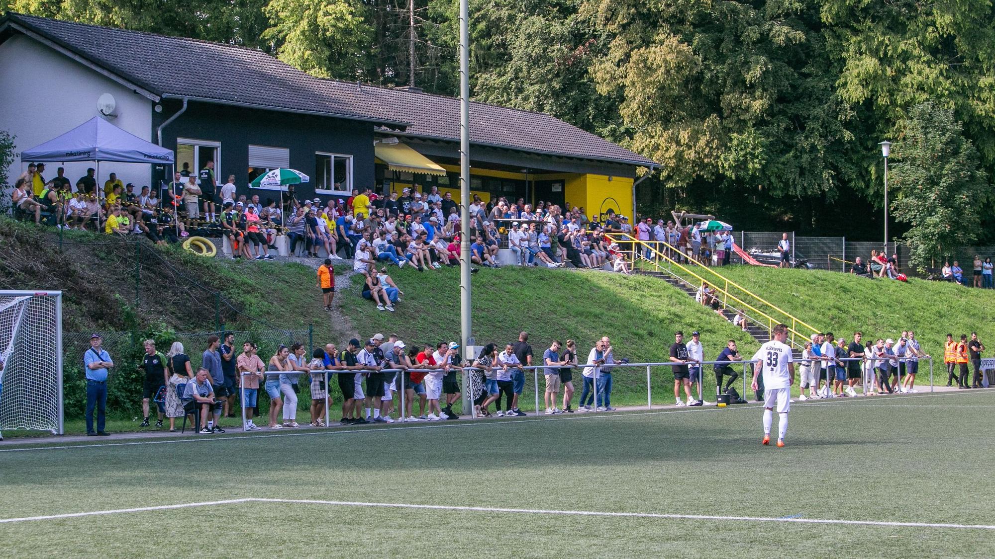 Blick auf den Zuschauerbereich am Fußballplatz in Lindlar-Köttingen