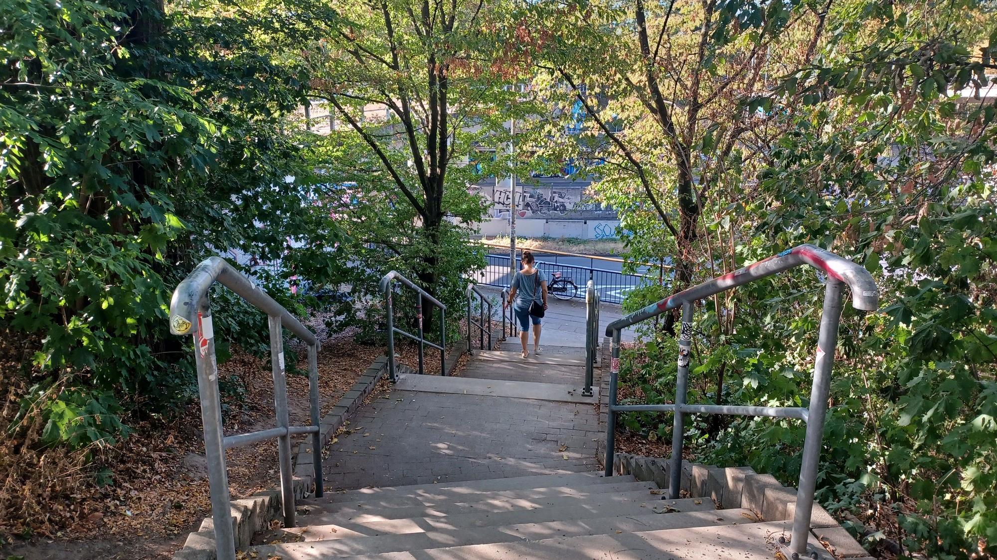 Der Weg durch den kleinen Park zum Treppenabgang soll besser beleuchtet werden.